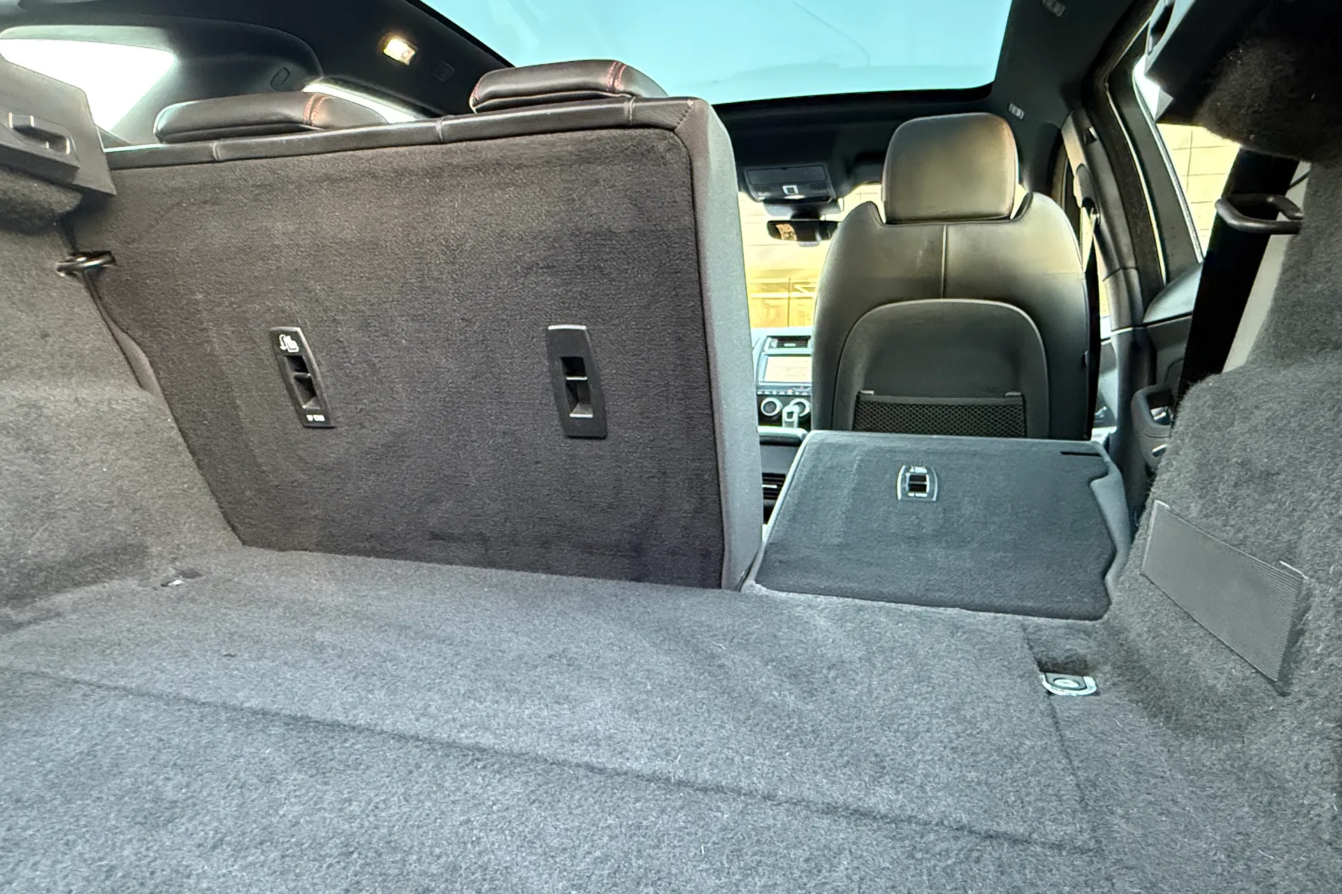 Jaguar E-PACE thumbnail image number 29