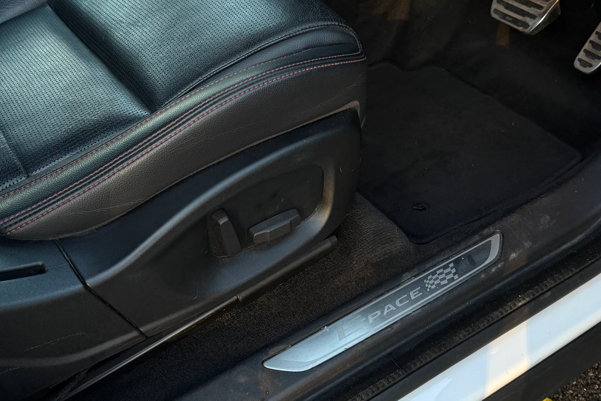 Jaguar E-PACE thumbnail image number 35