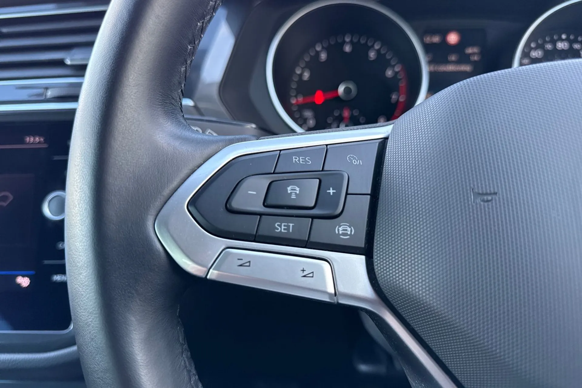 VOLKSWAGEN TIGUAN thumbnail image number 41