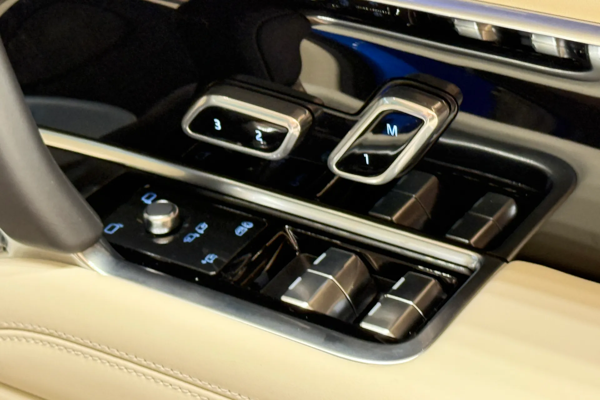 LAND ROVER RANGE ROVER thumbnail image number 45