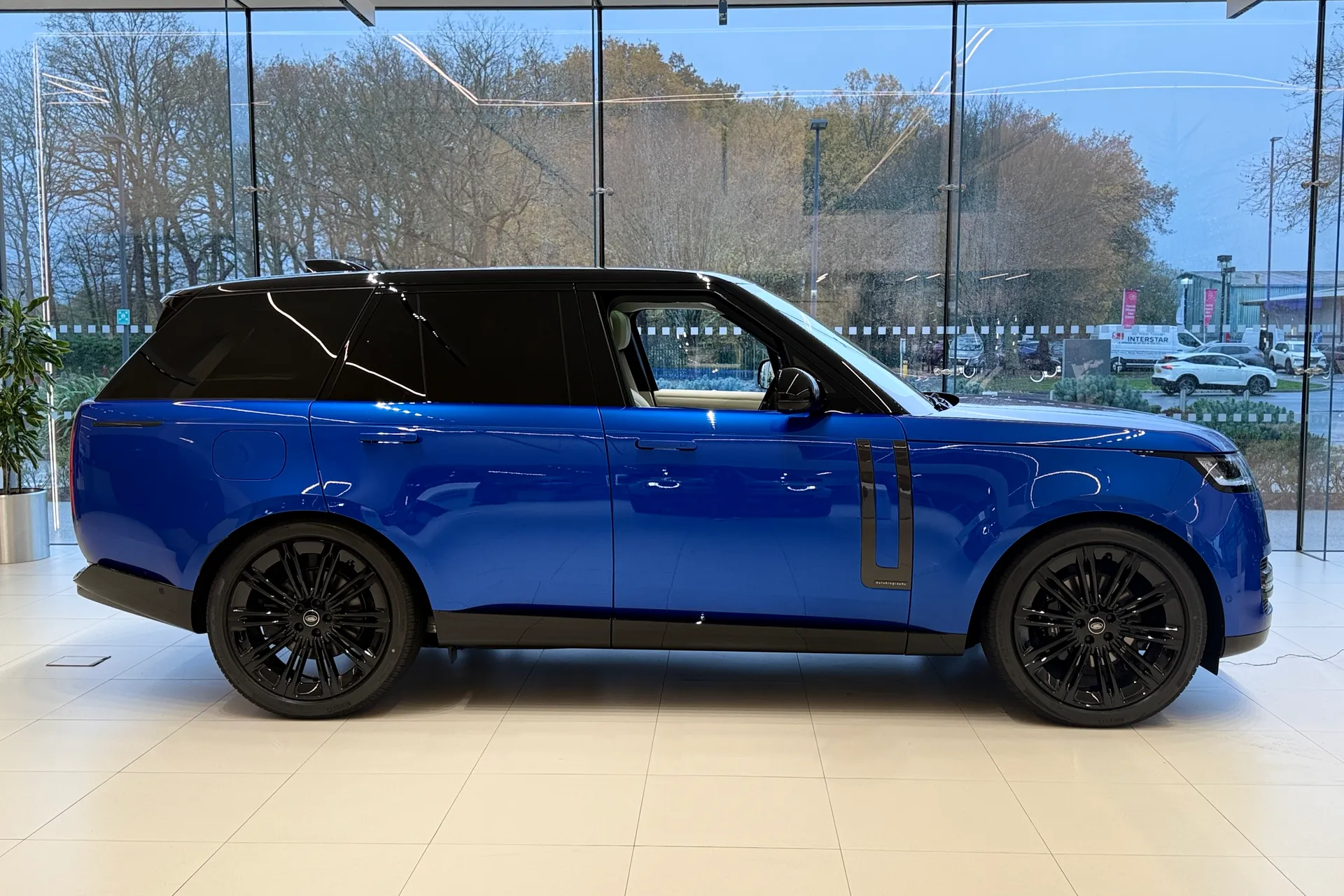 LAND ROVER RANGE ROVER thumbnail image number 2