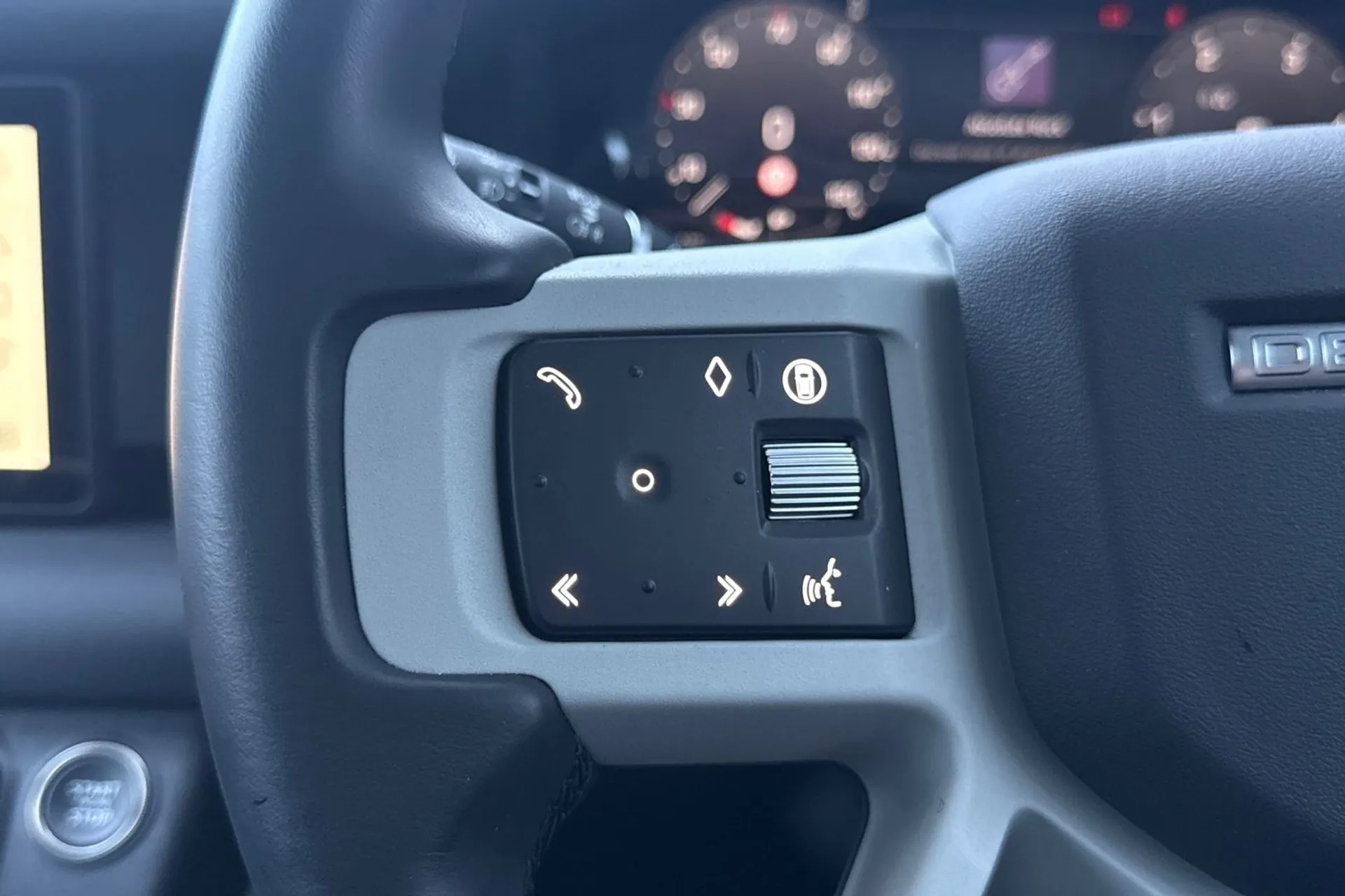 LAND ROVER DEFENDER thumbnail image number 31