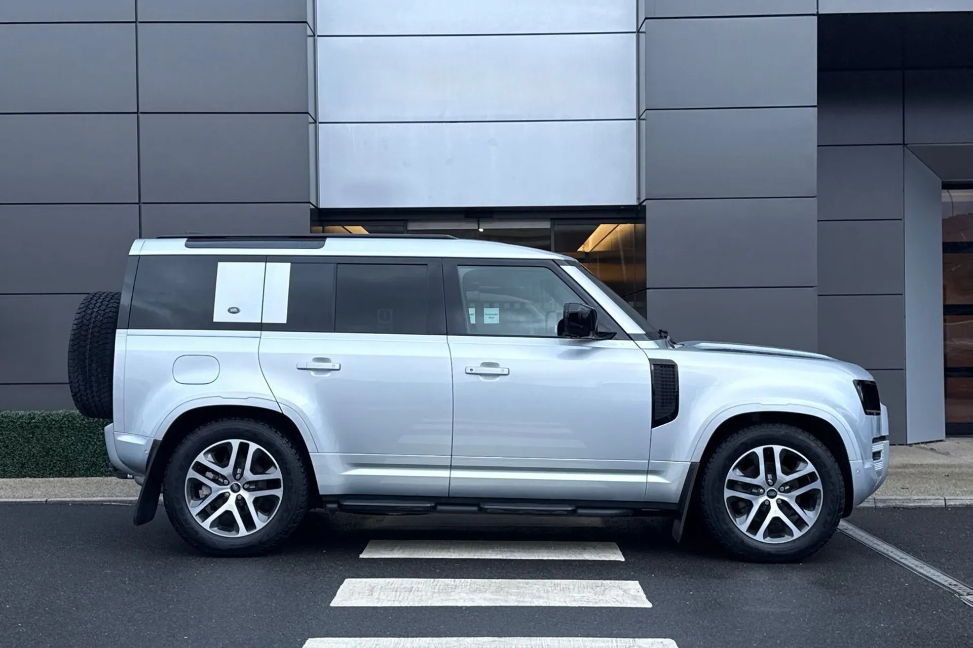 LAND ROVER DEFENDER thumbnail image number 2