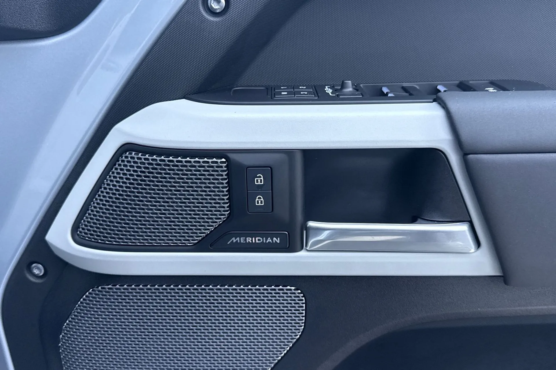 LAND ROVER DEFENDER thumbnail image number 23