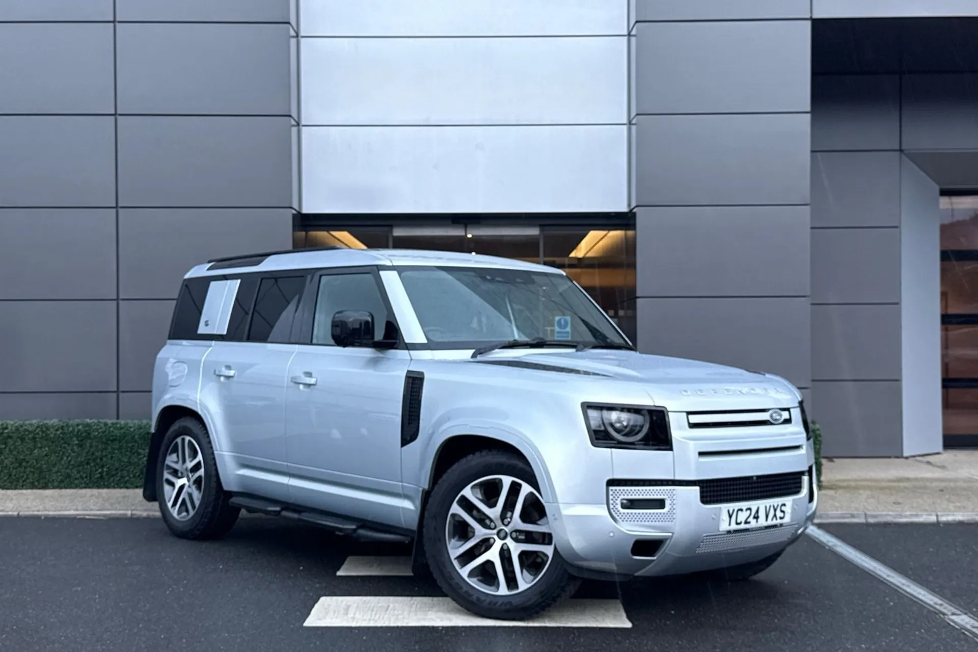 LAND ROVER DEFENDER focused image