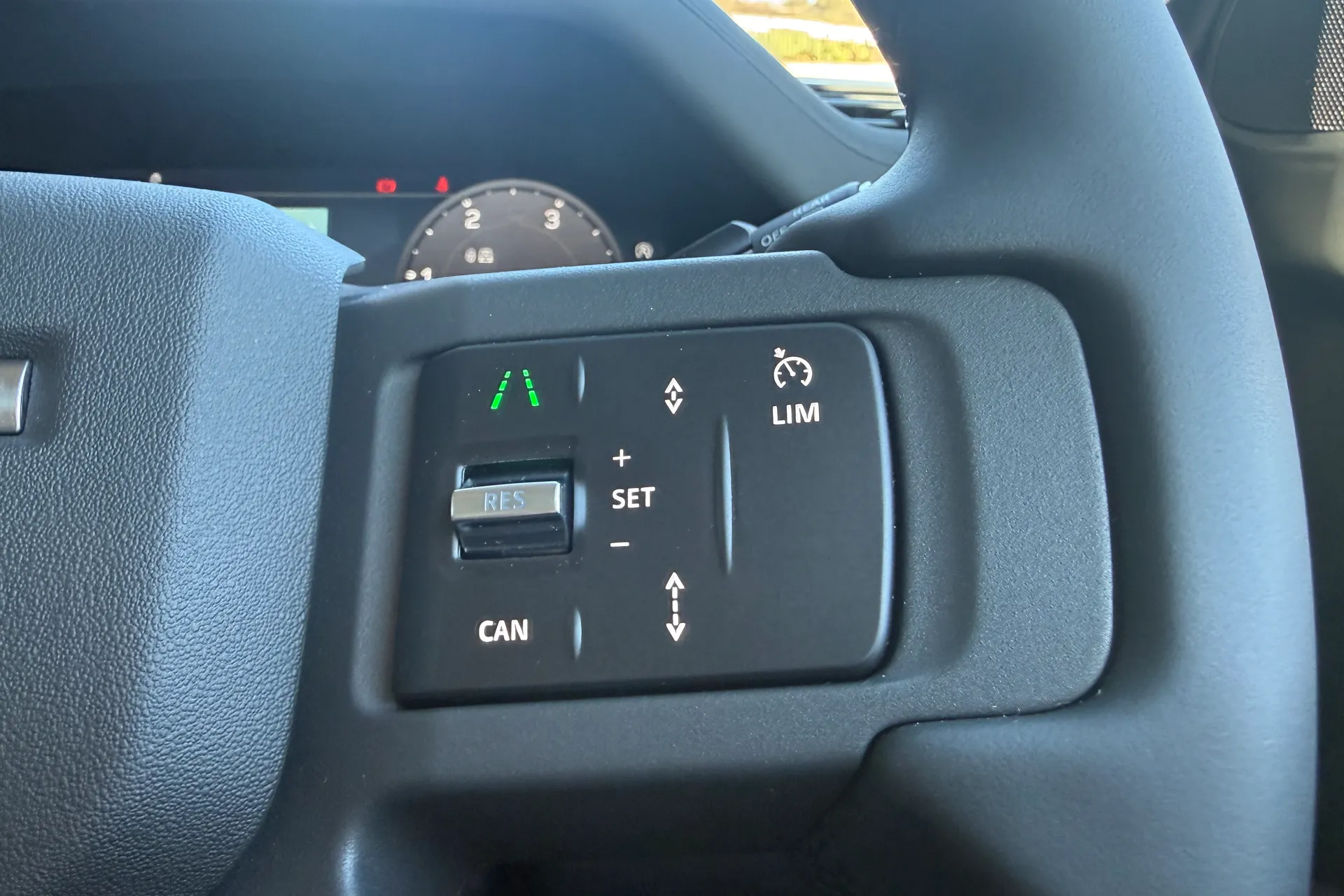 LAND ROVER Defender 90 thumbnail image number 36