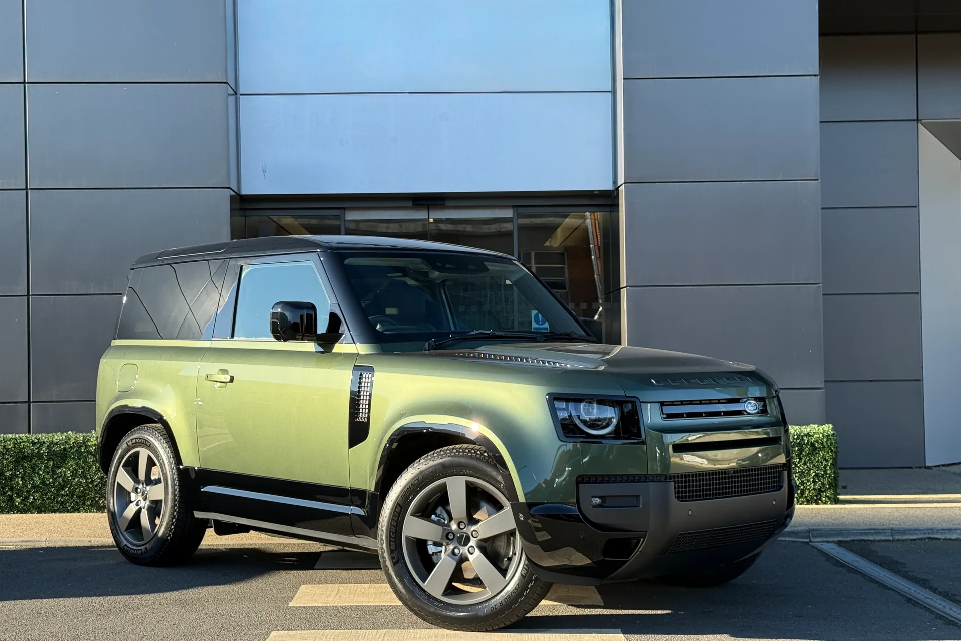 LAND ROVER Defender 90 focused image