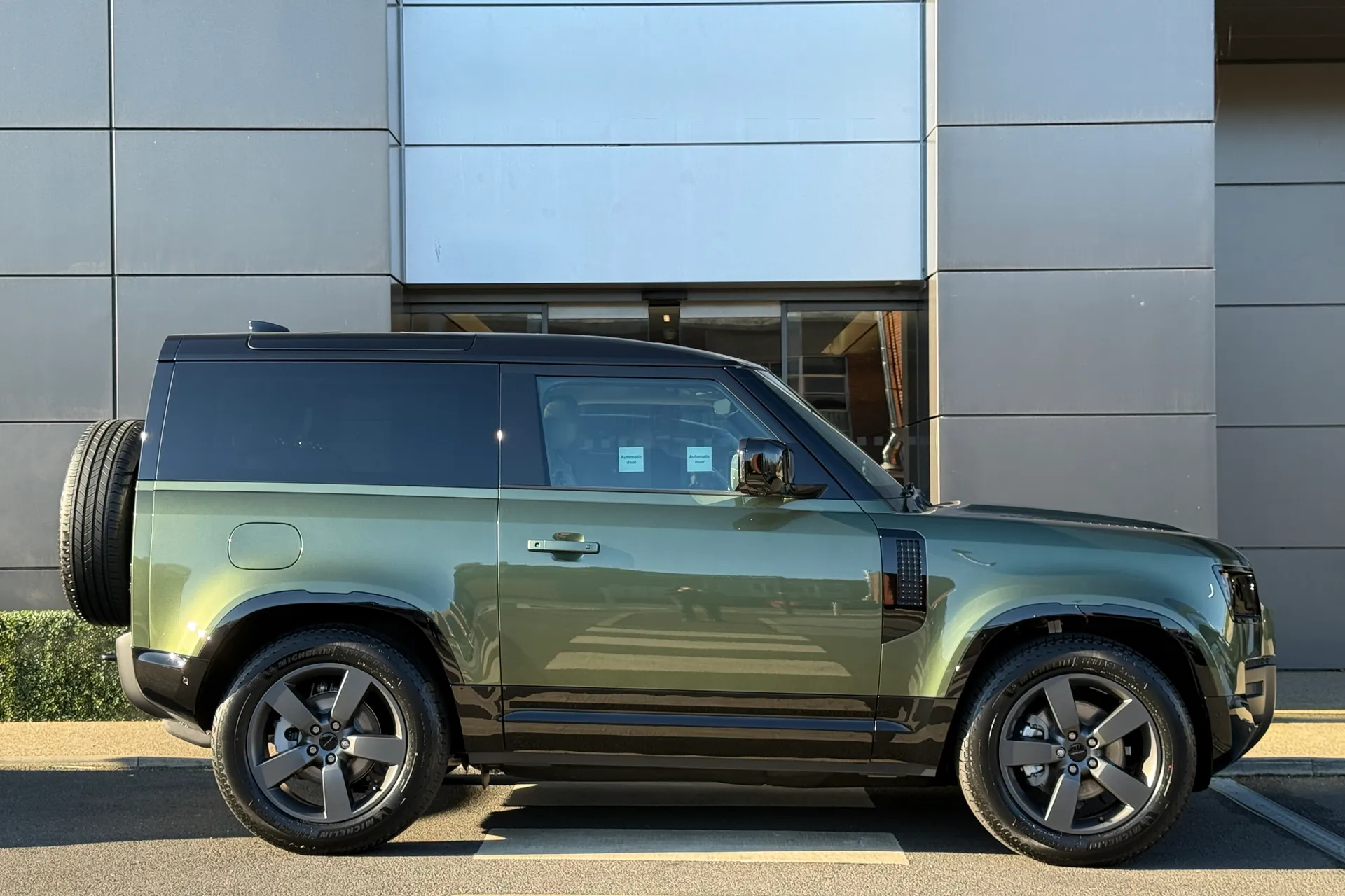 LAND ROVER Defender 90 thumbnail image number 2