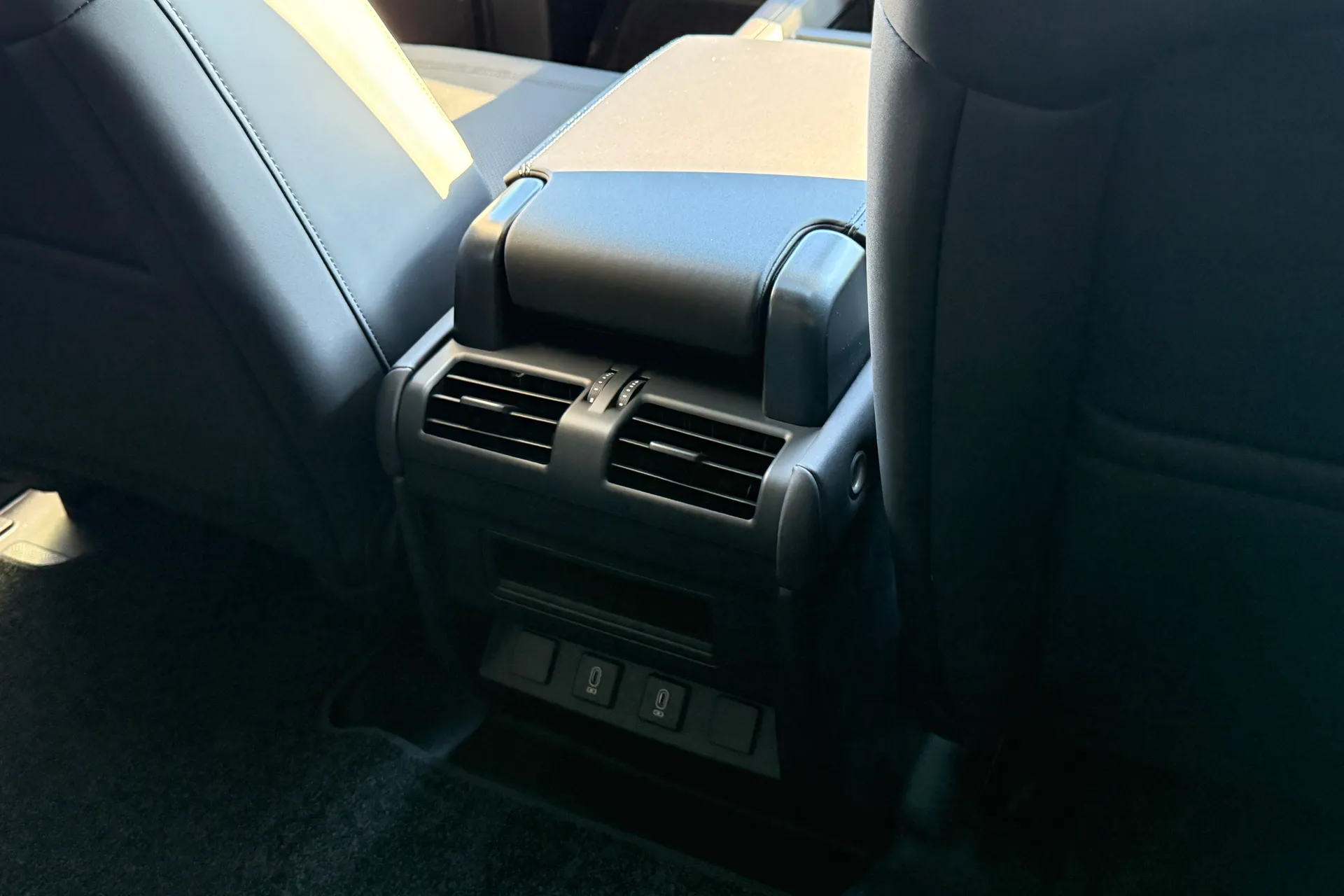 LAND ROVER Defender 90 thumbnail image number 44