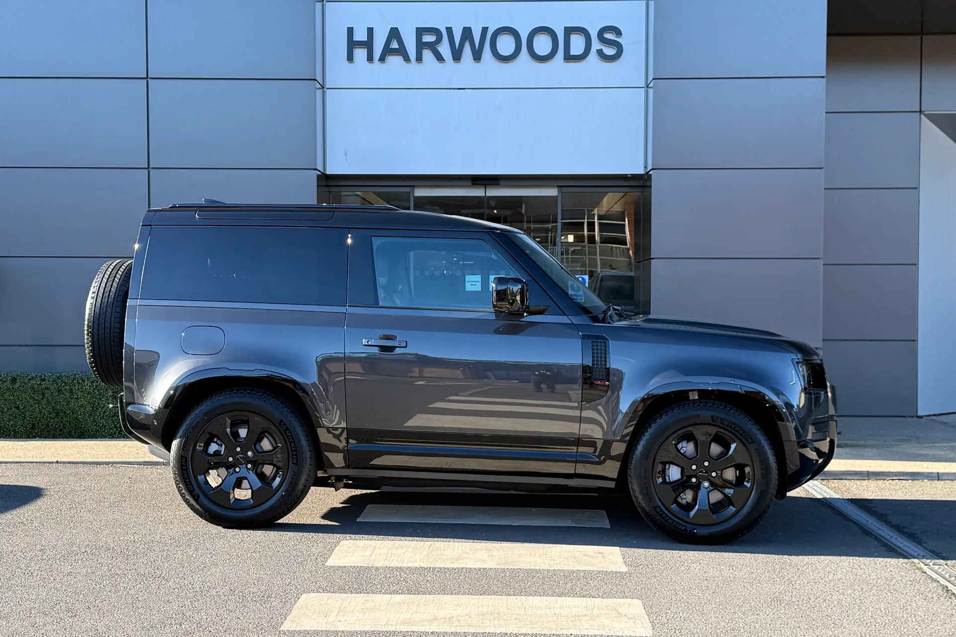 LAND ROVER Defender 90 thumbnail image number 2