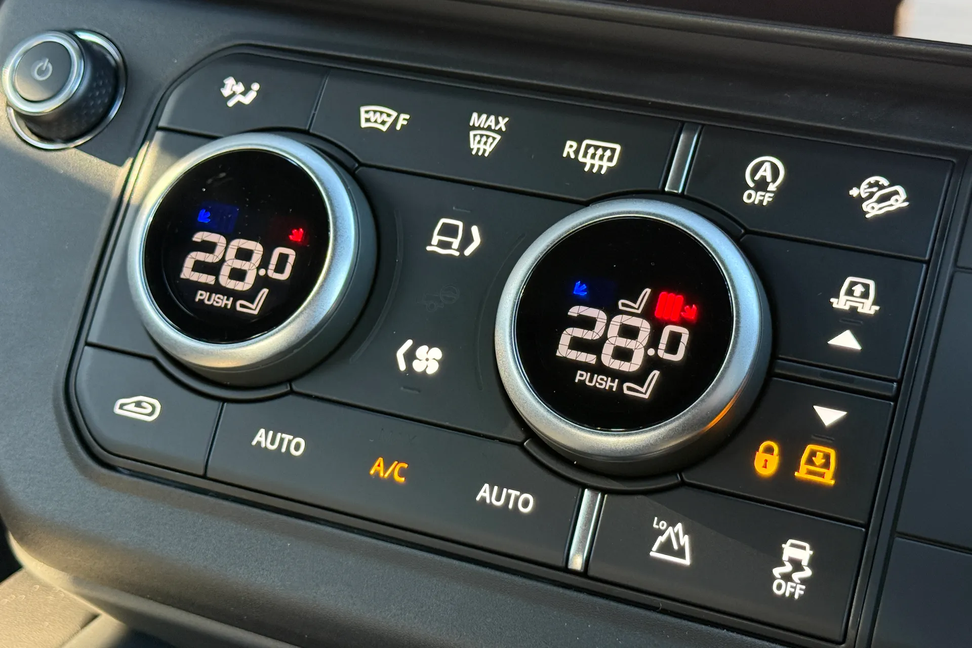 LAND ROVER Defender 90 thumbnail image number 53