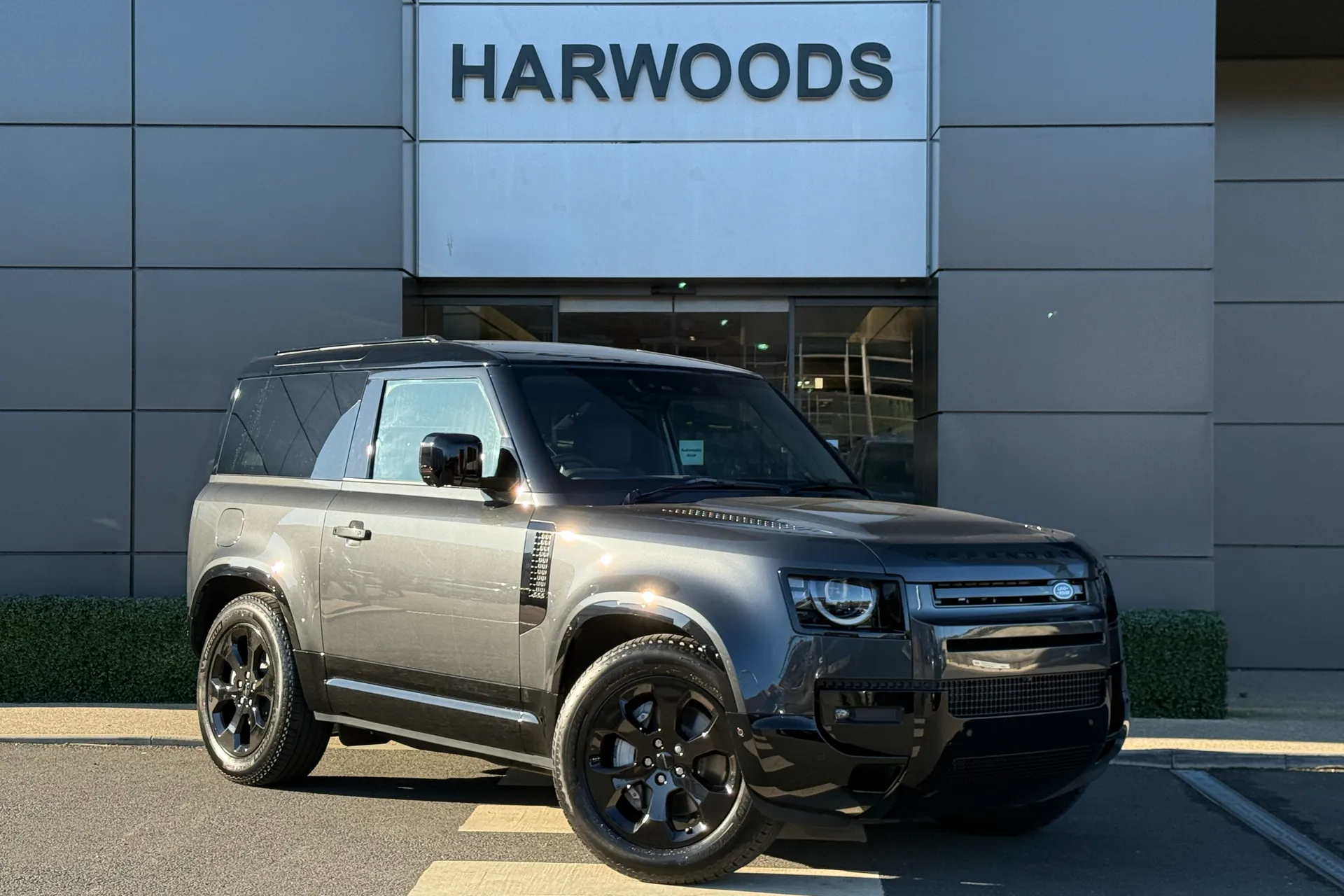 LAND ROVER Defender 90 focused image