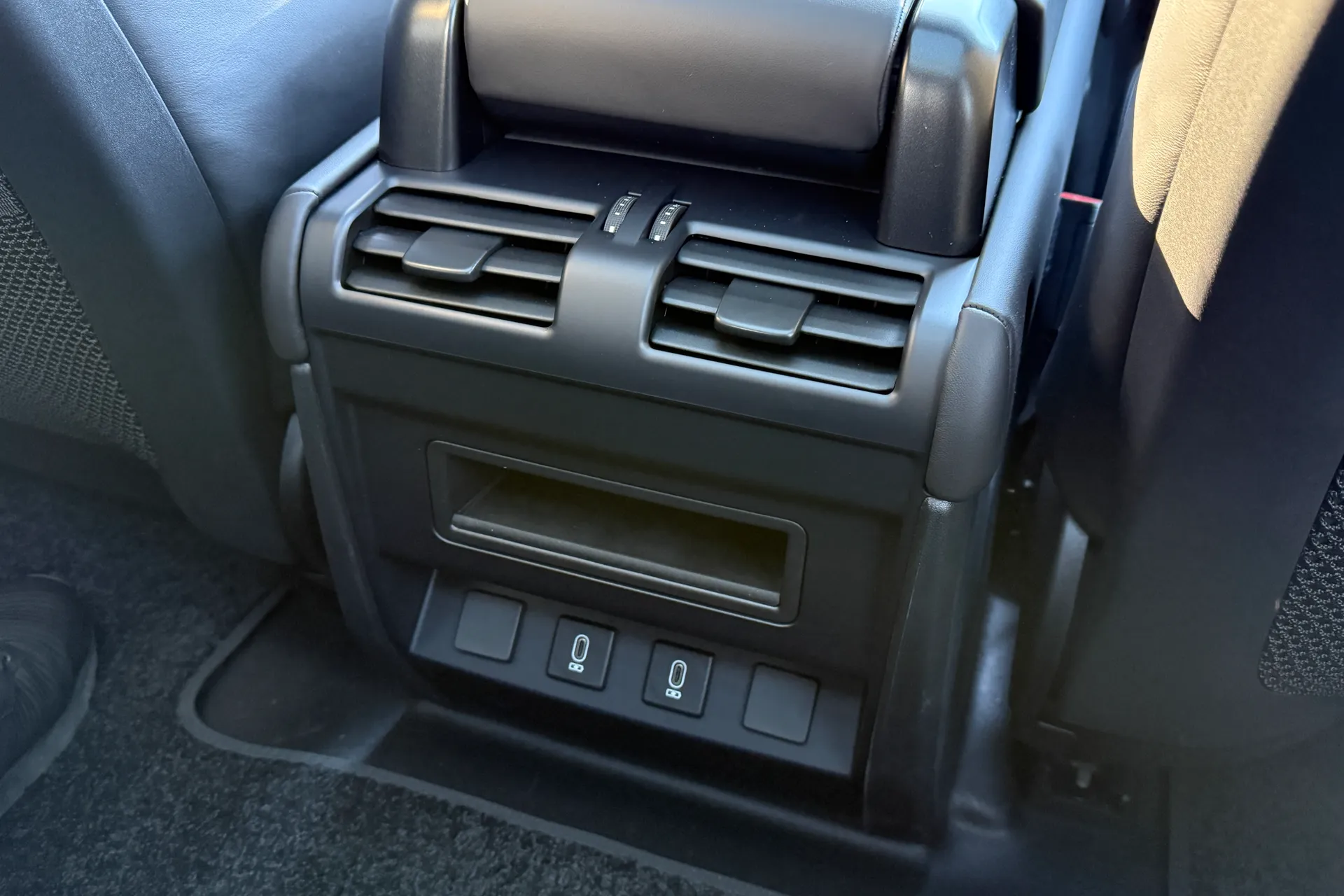 LAND ROVER Defender 90 thumbnail image number 56