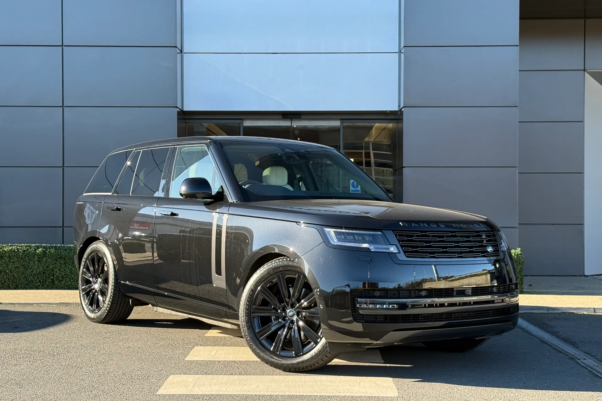 LAND ROVER RANGE ROVER focused image