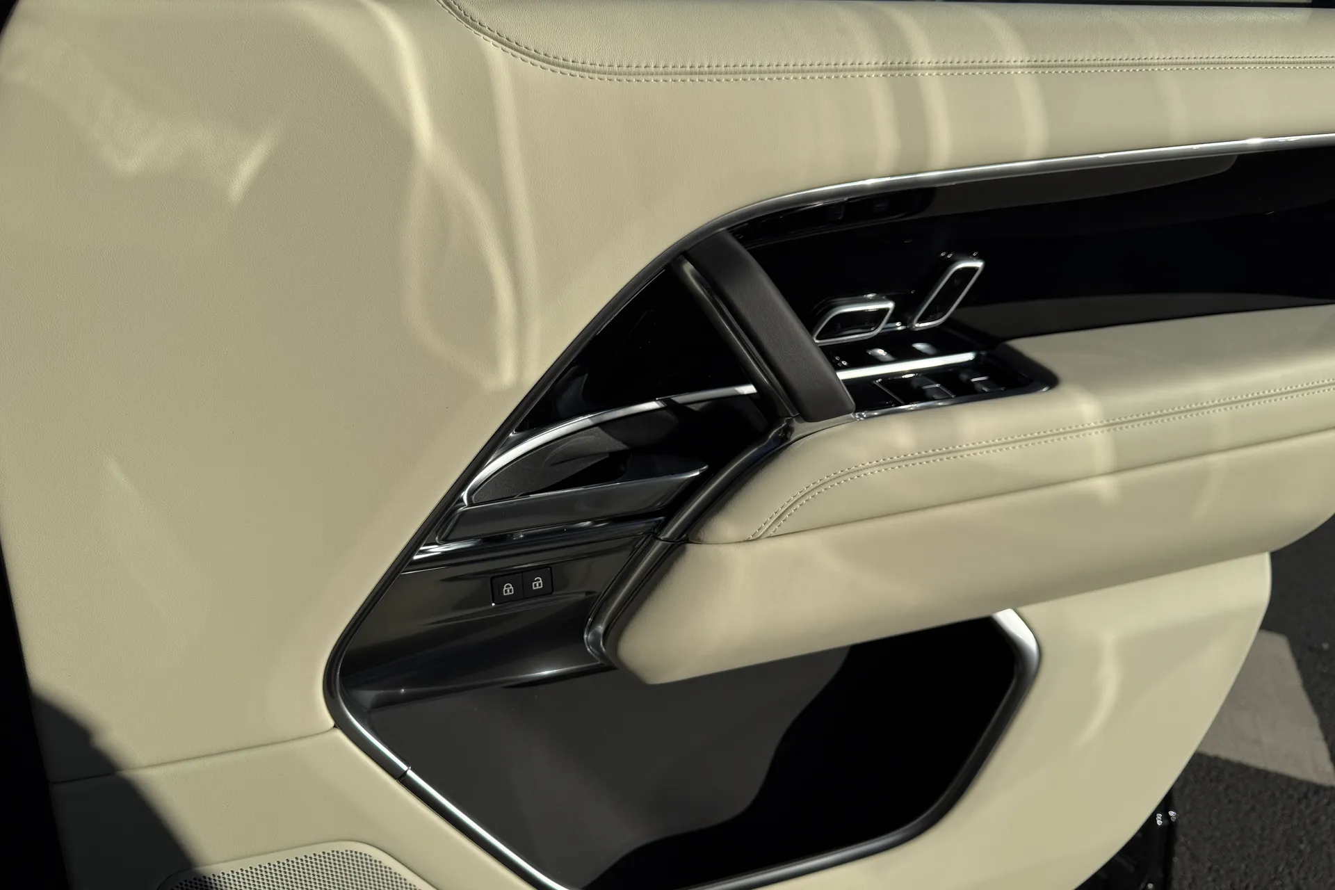 LAND ROVER RANGE ROVER thumbnail image number 43