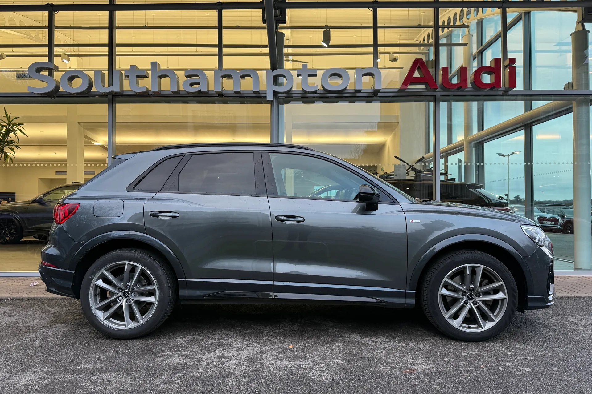 Audi Q3 thumbnail image number 2
