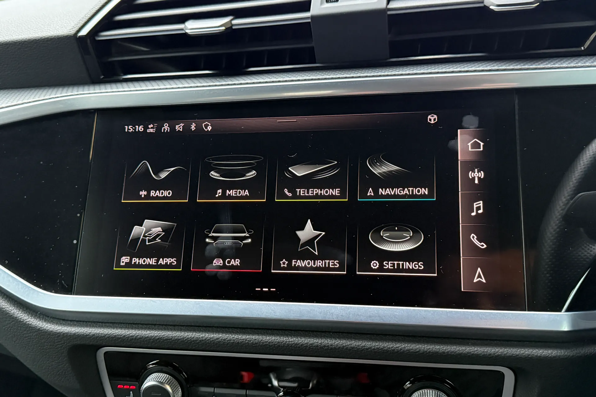 Audi Q3 thumbnail image number 20