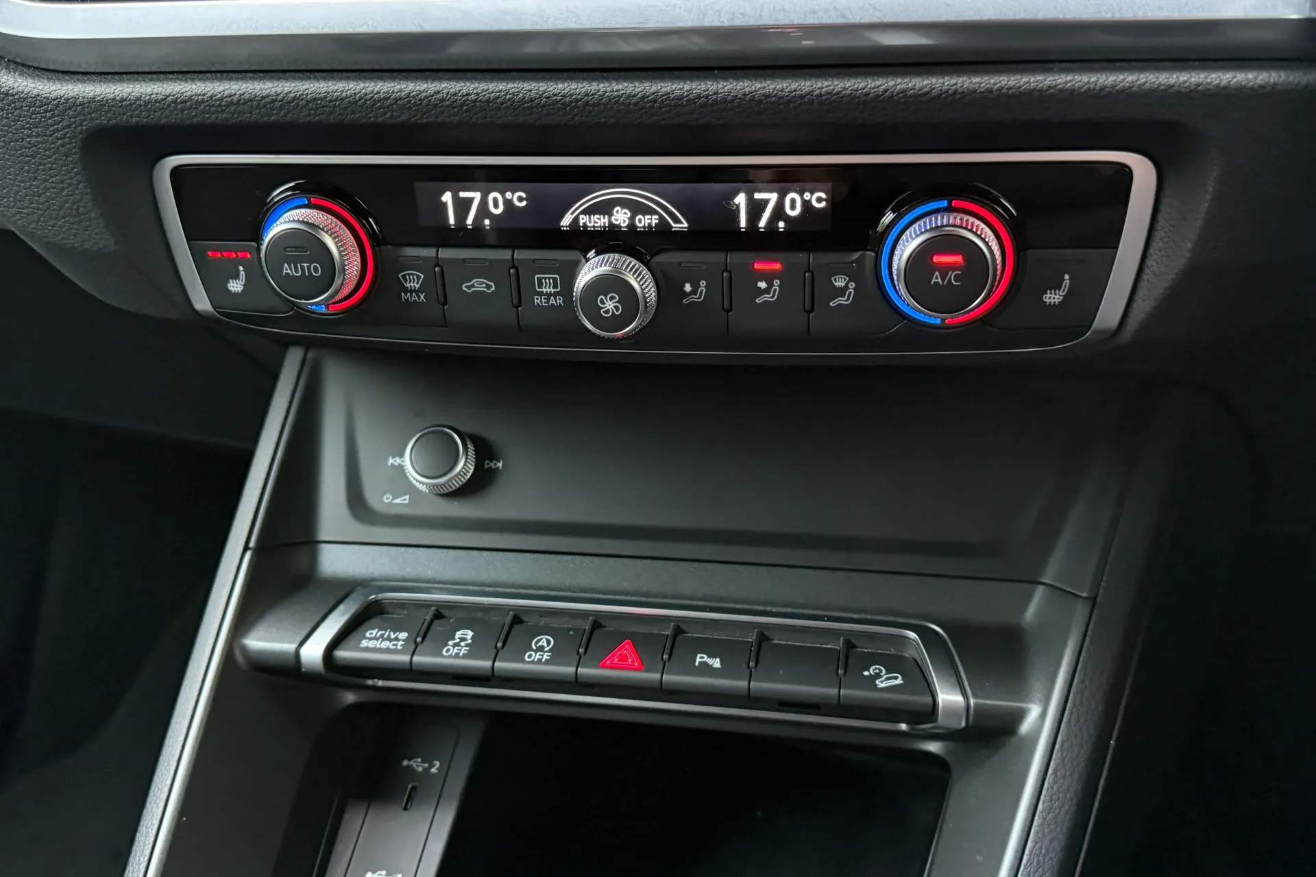 Audi Q3 thumbnail image number 23