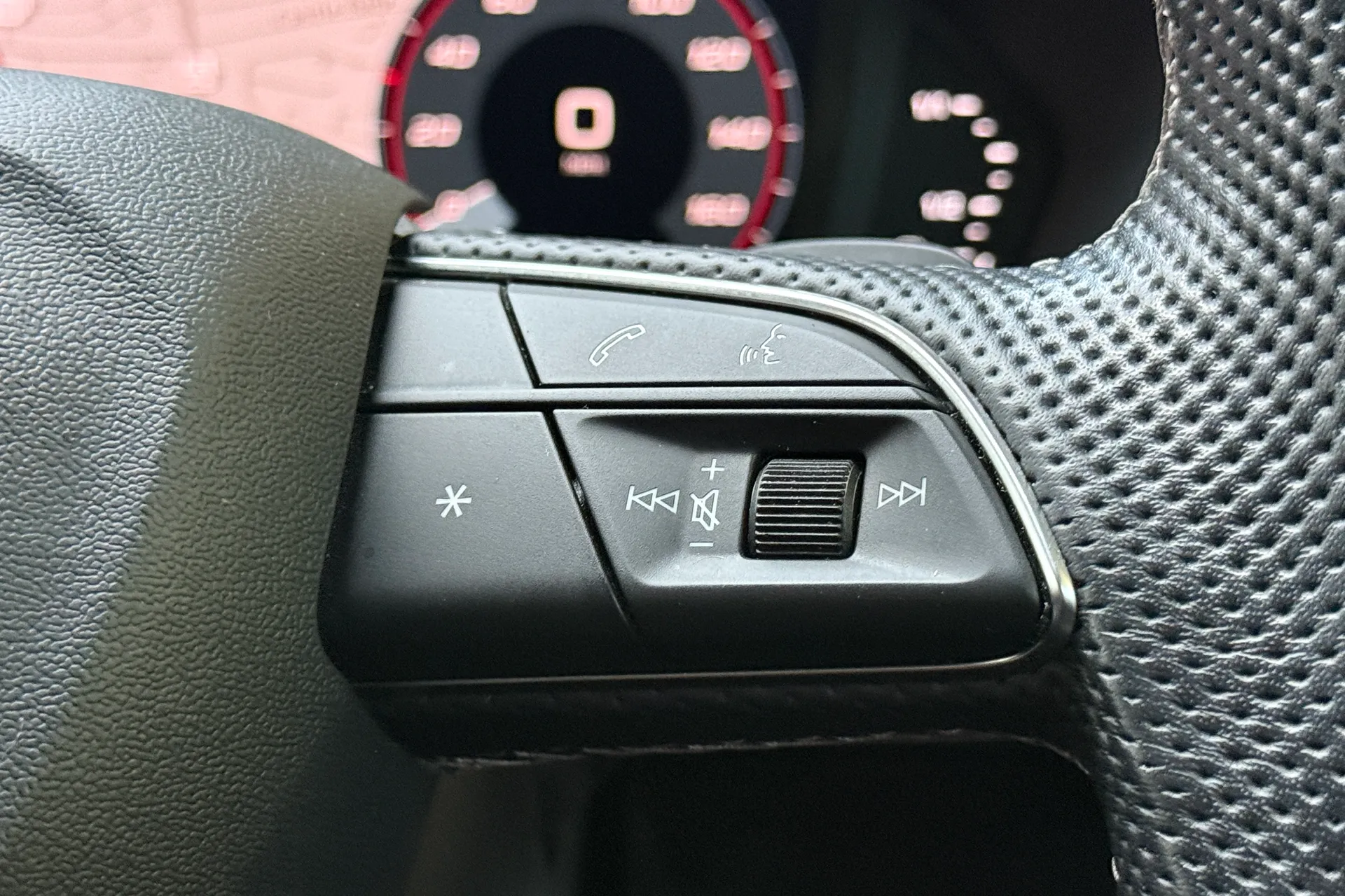 Audi Q3 thumbnail image number 16