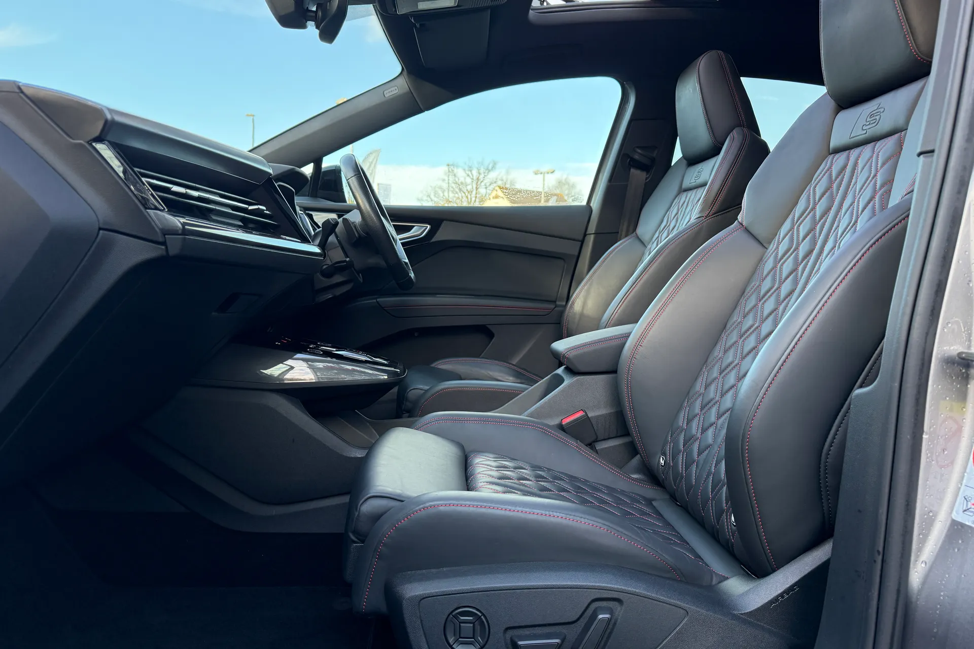 Audi Q4 thumbnail image number 19