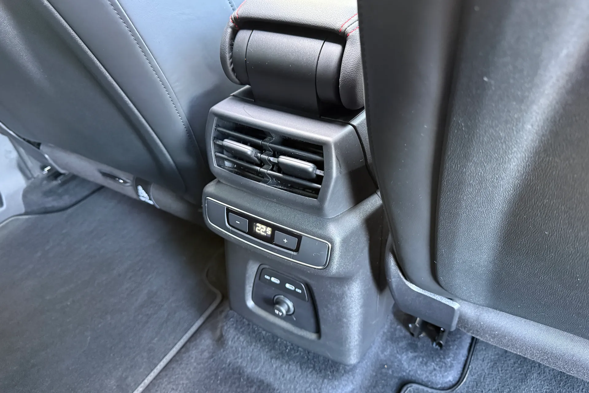 Audi Q4 thumbnail image number 28