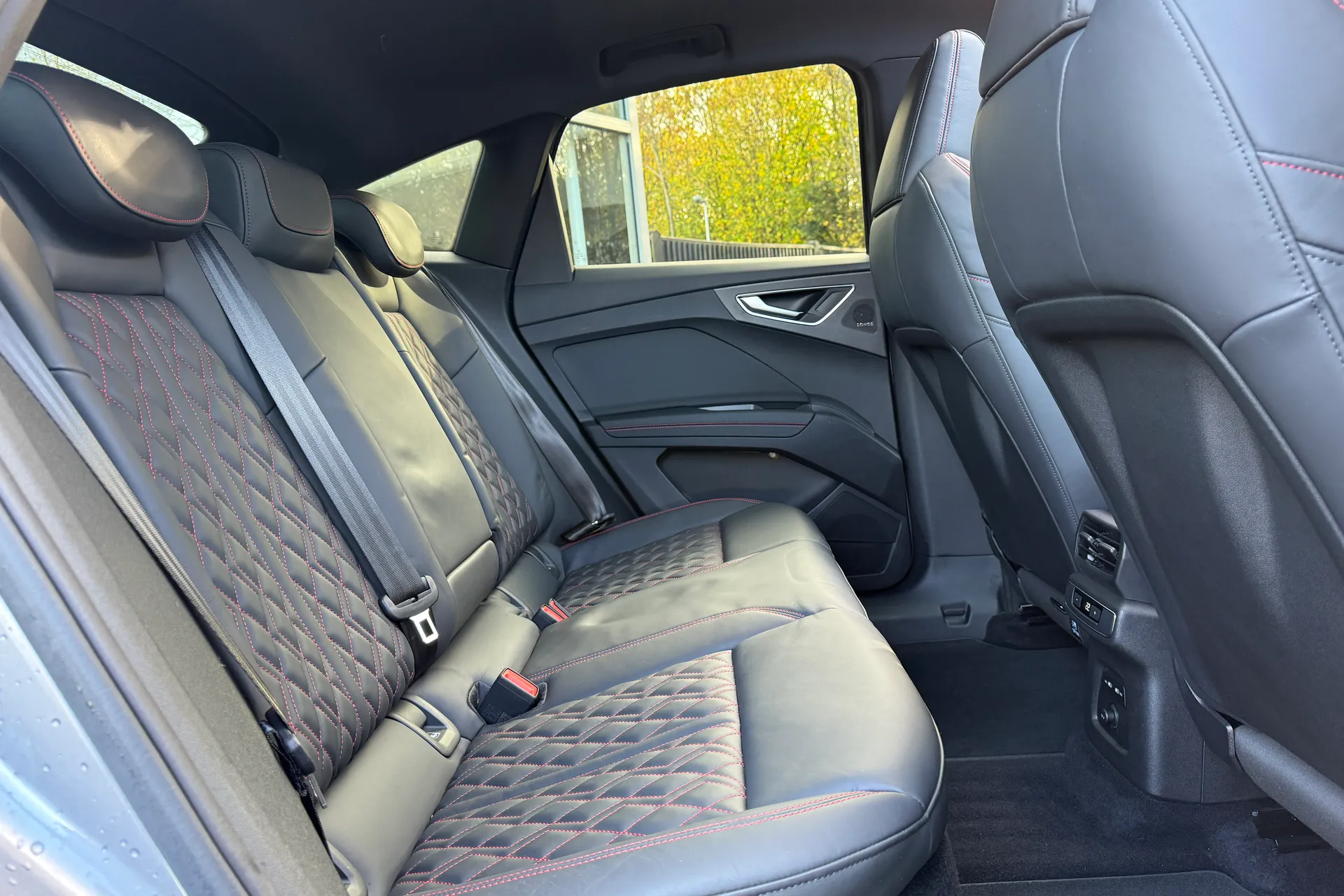 Audi Q4 thumbnail image number 12