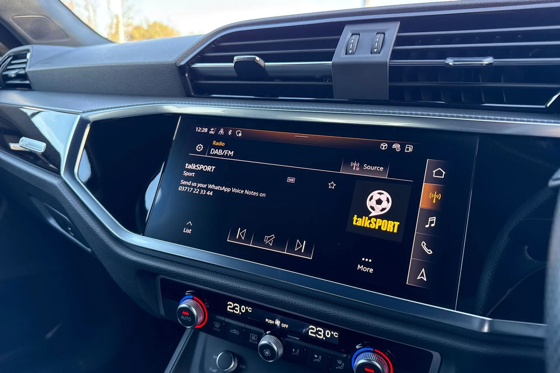 Audi Q3 thumbnail image number 25