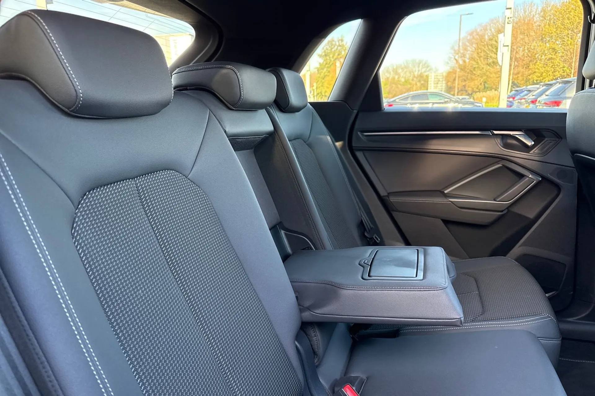 Audi Q3 thumbnail image number 23