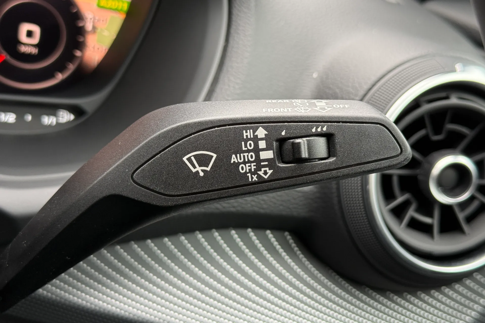 Audi Q2 thumbnail image number 18