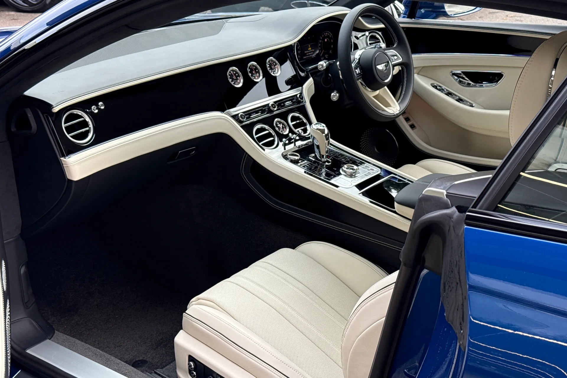 Bentley CONTINENTAL GT thumbnail image number 34