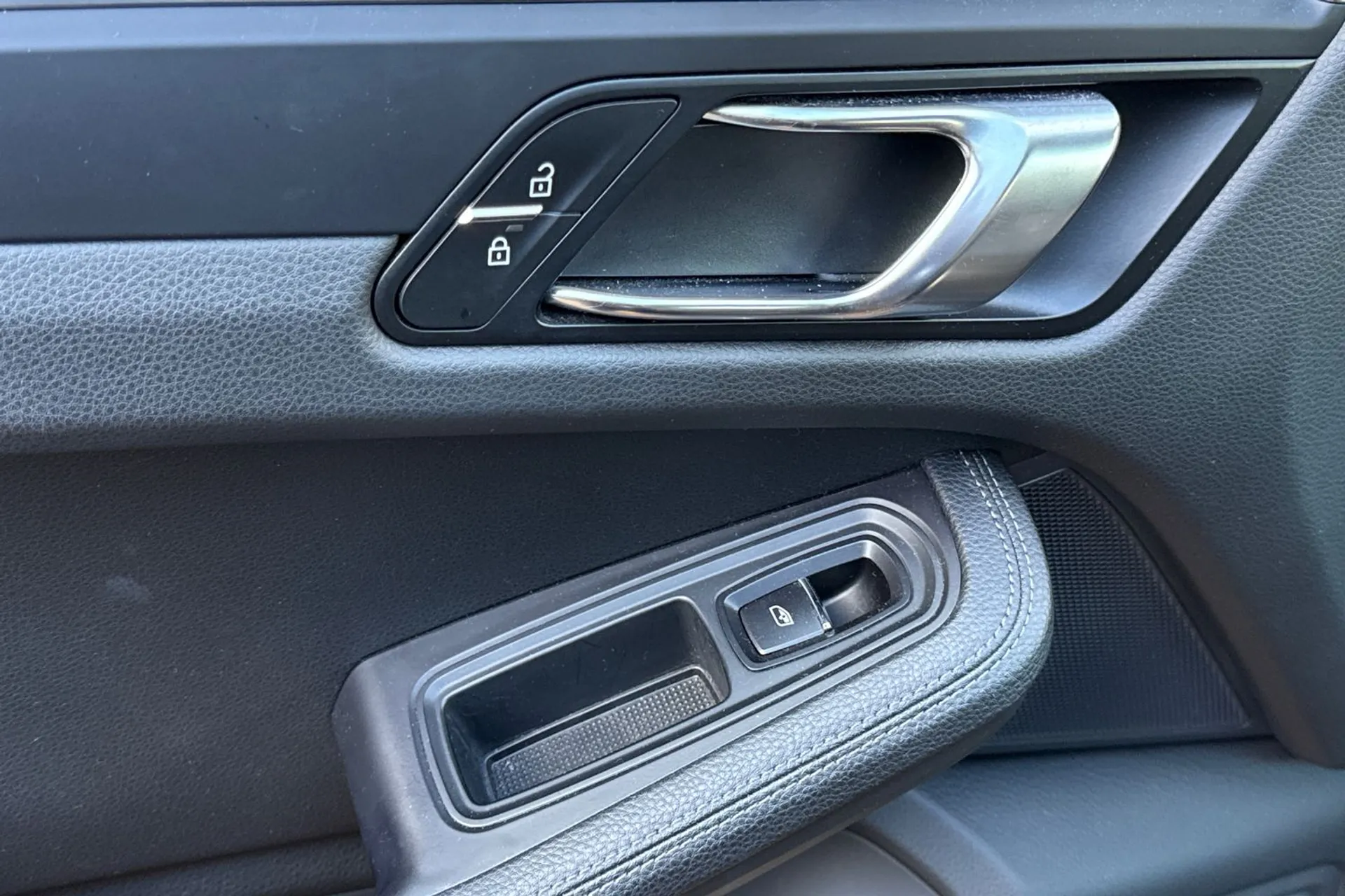 Porsche MACAN thumbnail image number 48