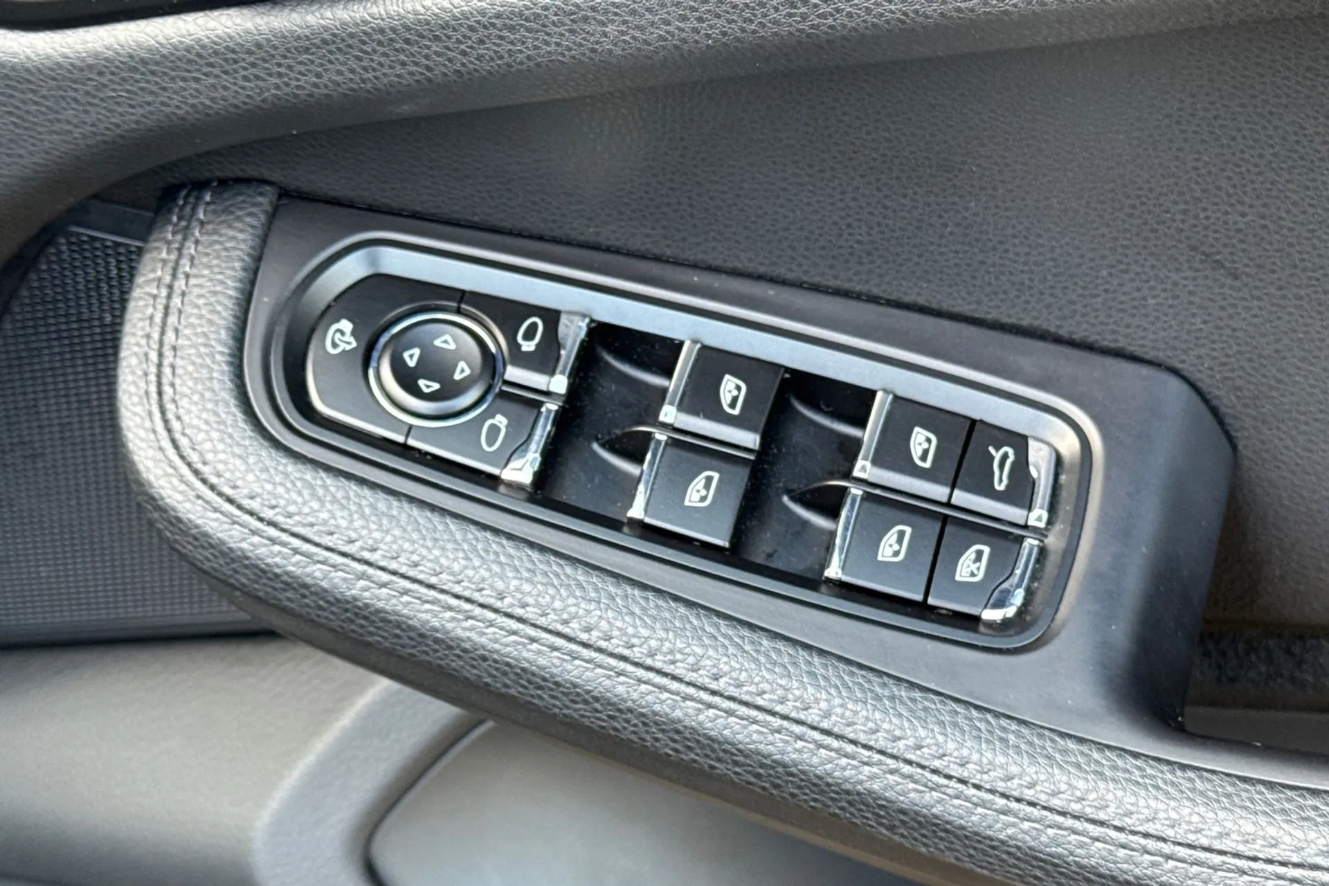 Porsche MACAN thumbnail image number 41