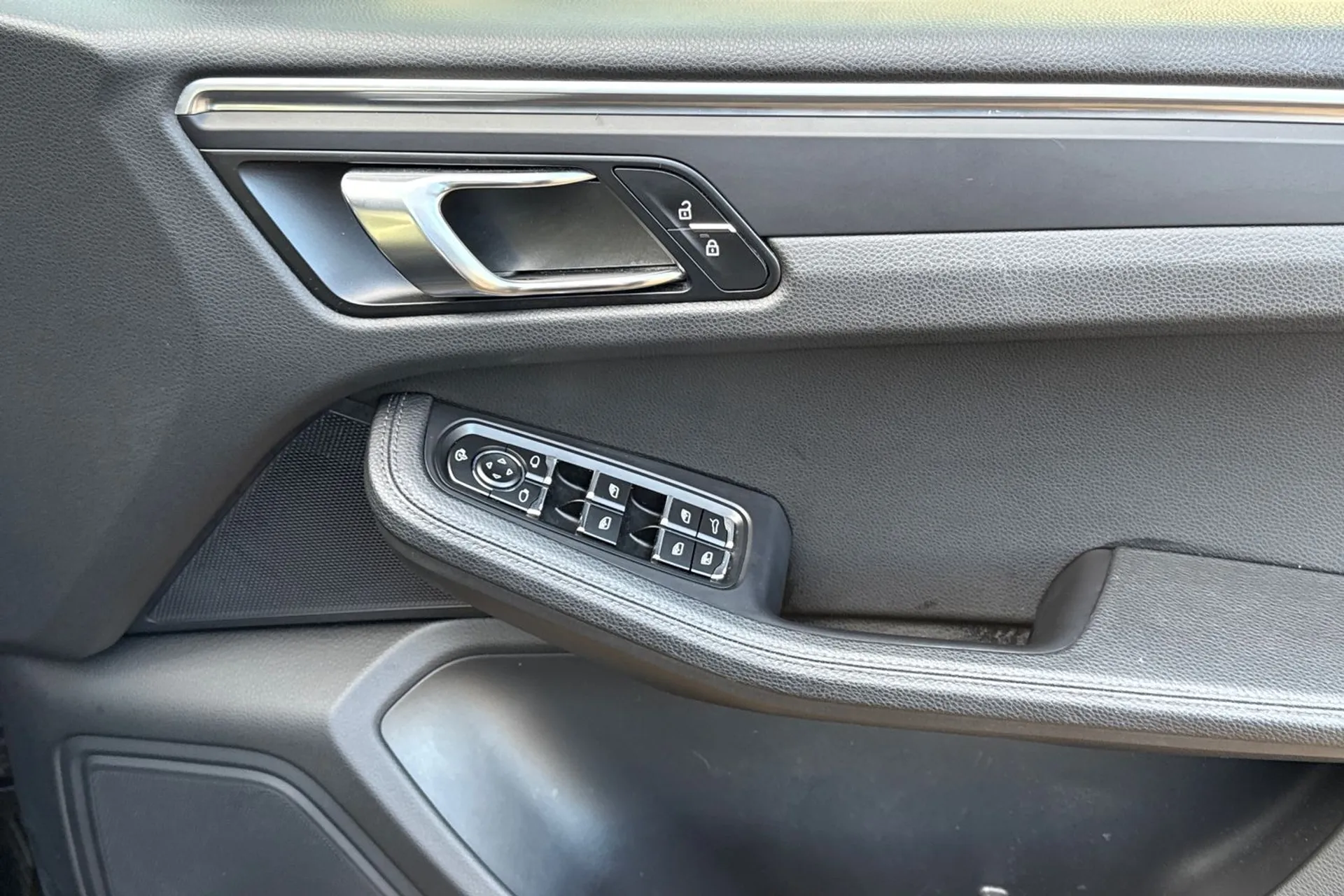 Porsche MACAN thumbnail image number 39