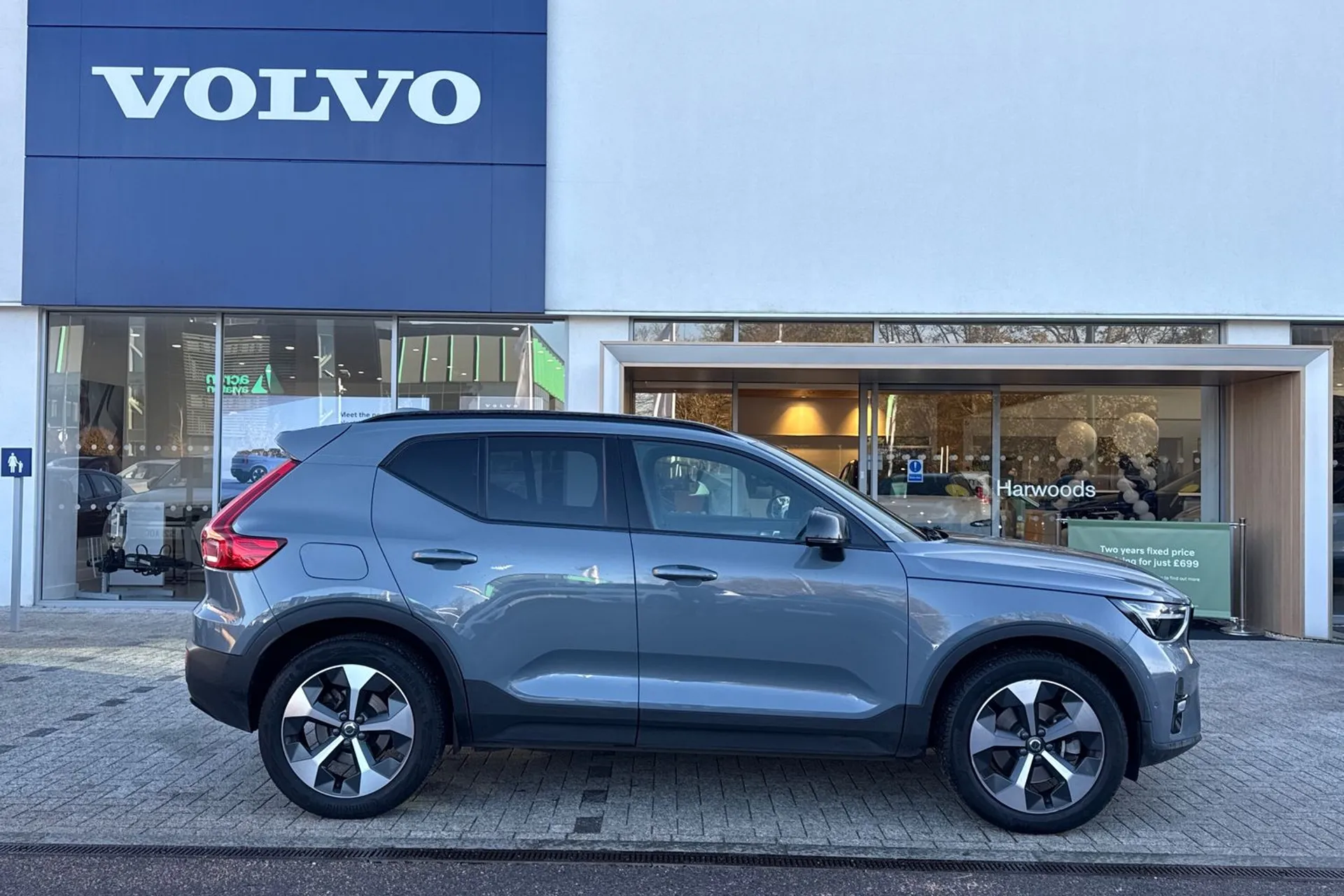Volvo XC40 thumbnail image number 2