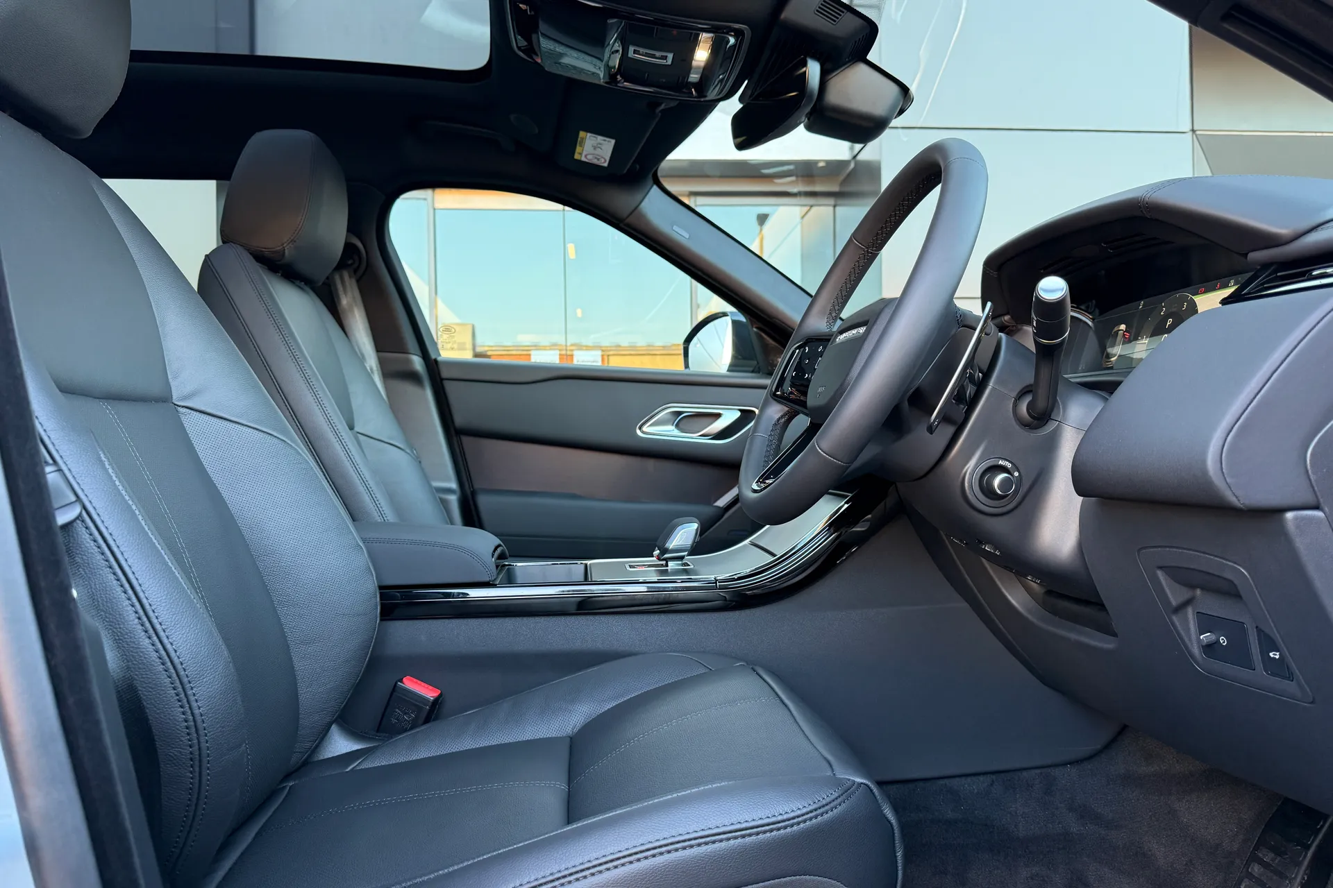 LAND ROVER RANGE ROVER VELAR thumbnail image number 16