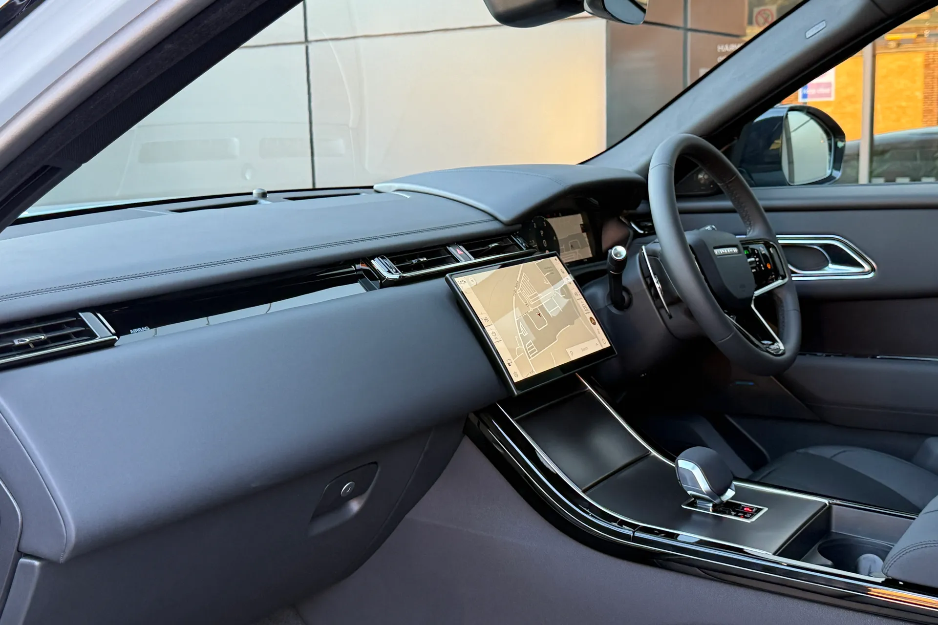 LAND ROVER RANGE ROVER VELAR thumbnail image number 43