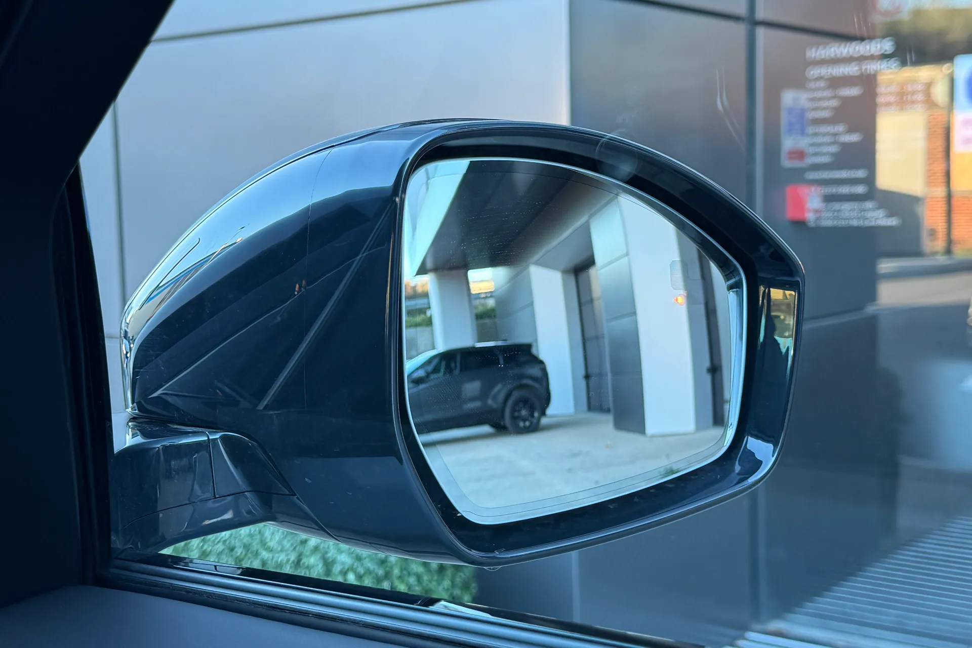 LAND ROVER RANGE ROVER VELAR thumbnail image number 12