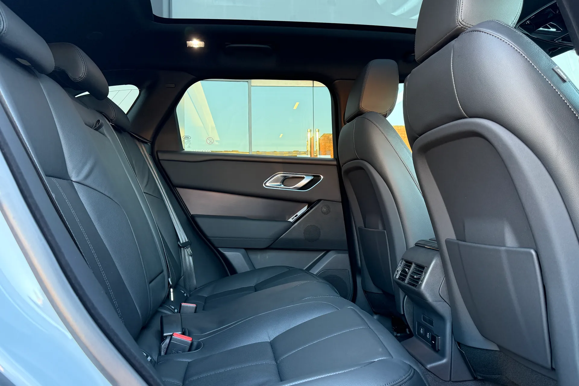 LAND ROVER RANGE ROVER VELAR thumbnail image number 37