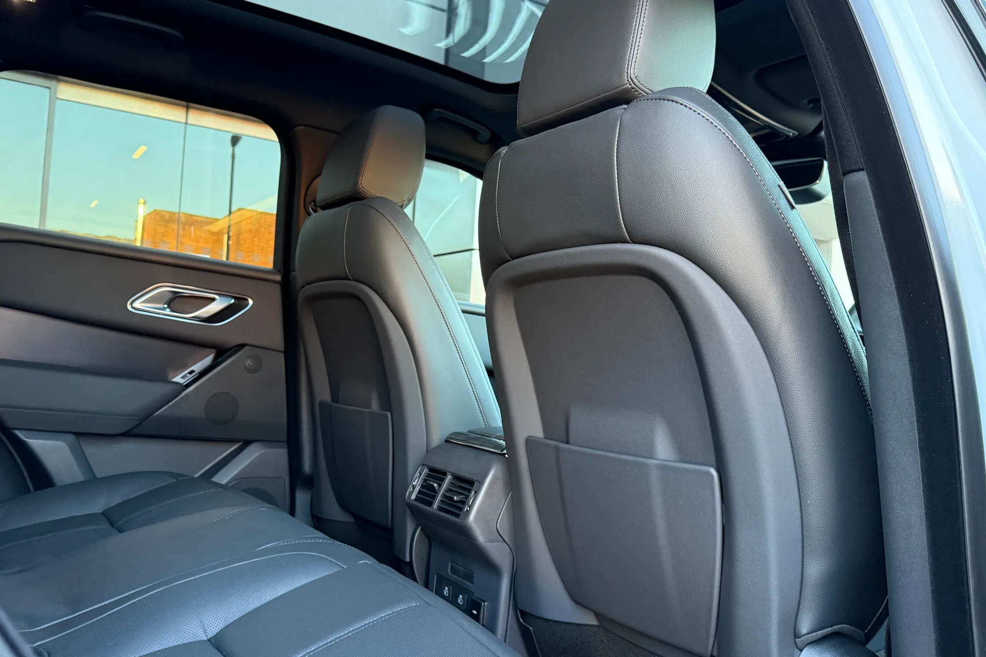 LAND ROVER RANGE ROVER VELAR thumbnail image number 38