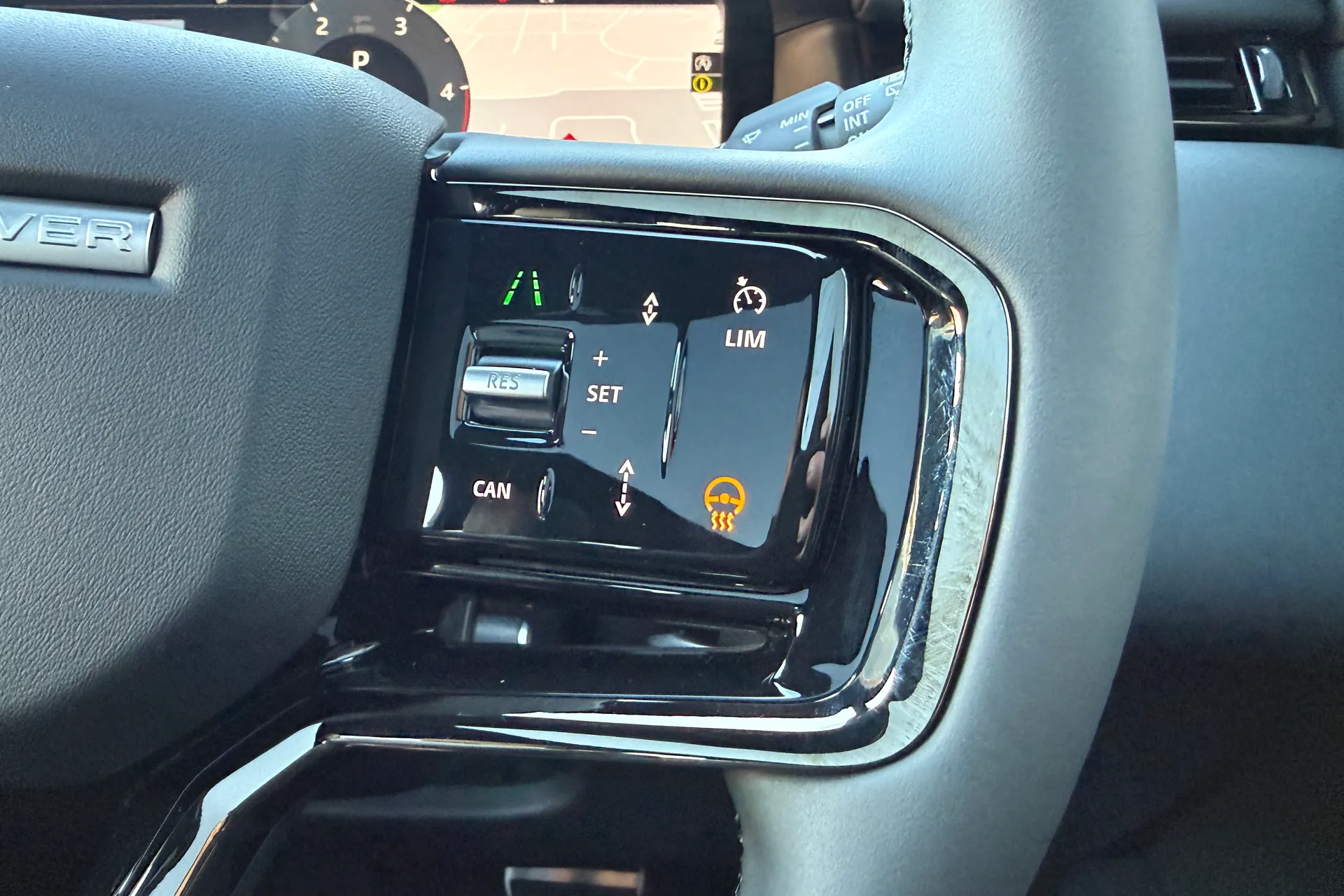 LAND ROVER RANGE ROVER VELAR thumbnail image number 32