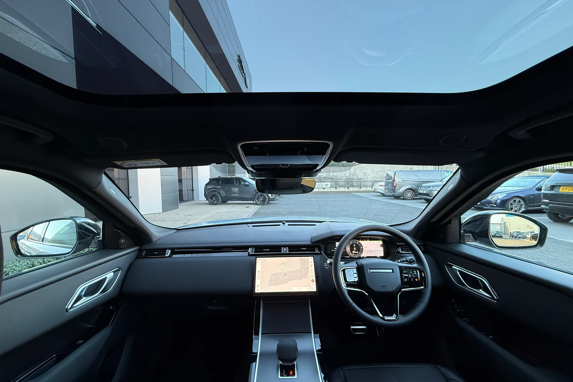 LAND ROVER RANGE ROVER VELAR thumbnail image number 3