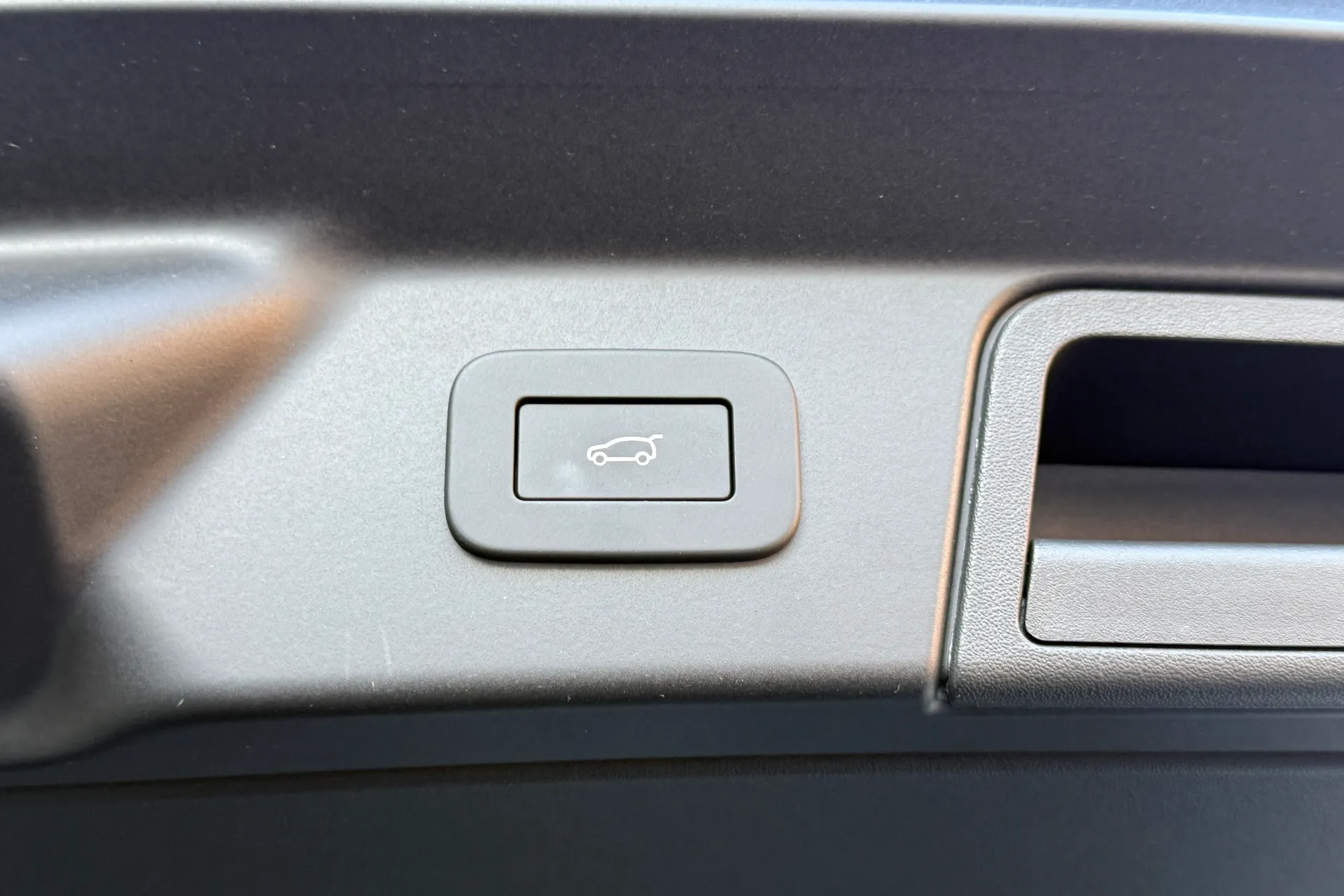 LAND ROVER RANGE ROVER VELAR thumbnail image number 36