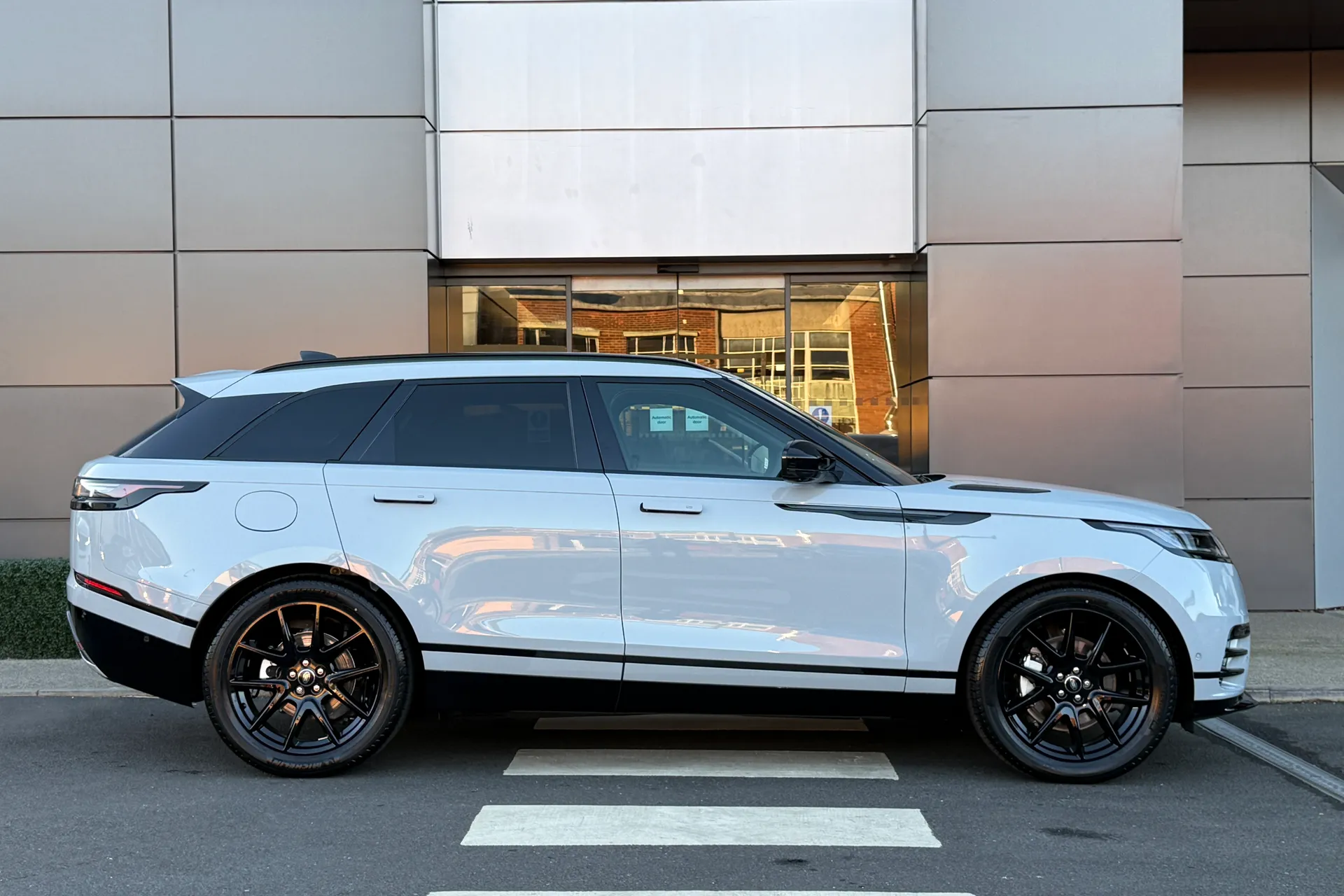 LAND ROVER RANGE ROVER VELAR thumbnail image number 2