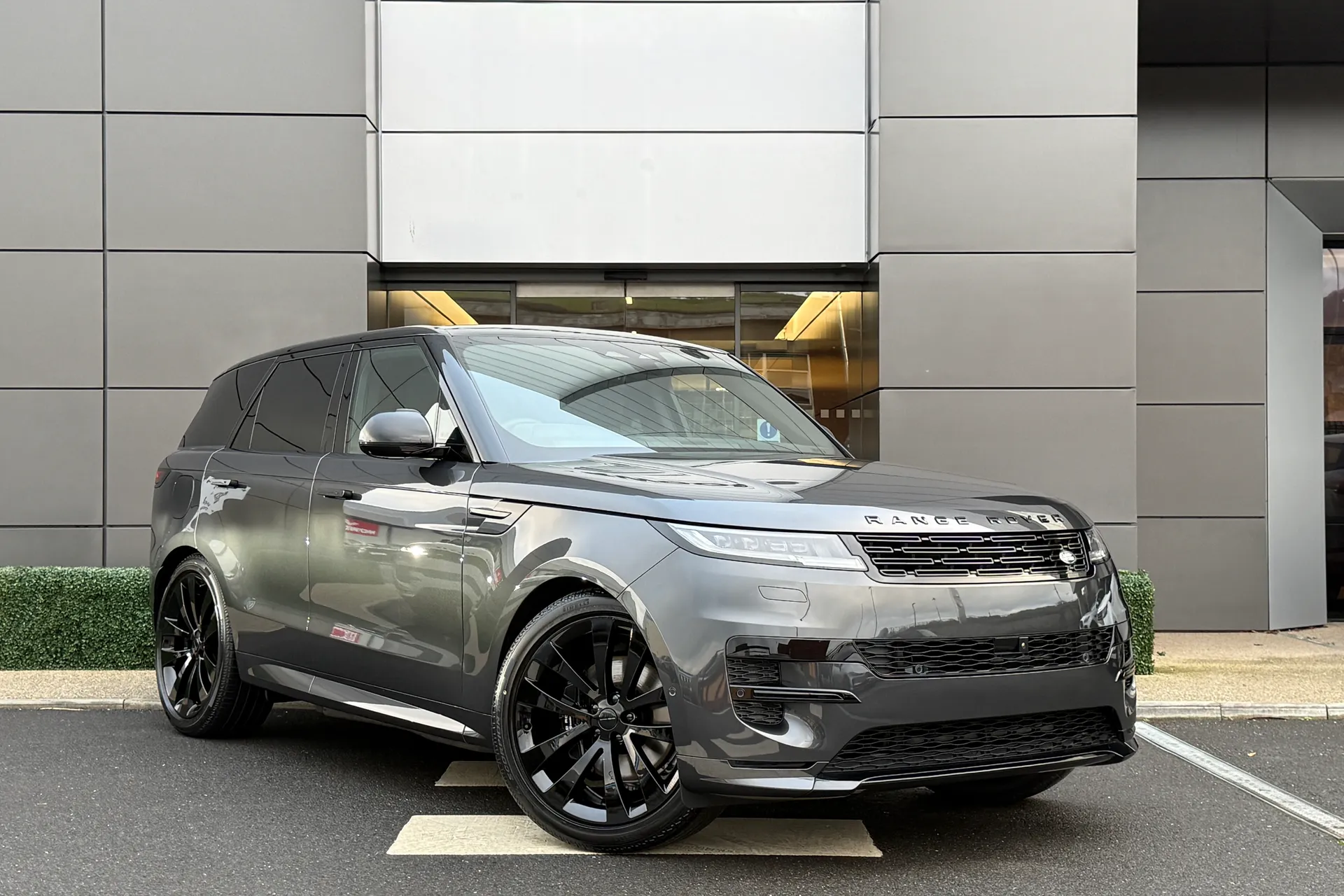 LAND ROVER RANGE ROVER SPORT focused image