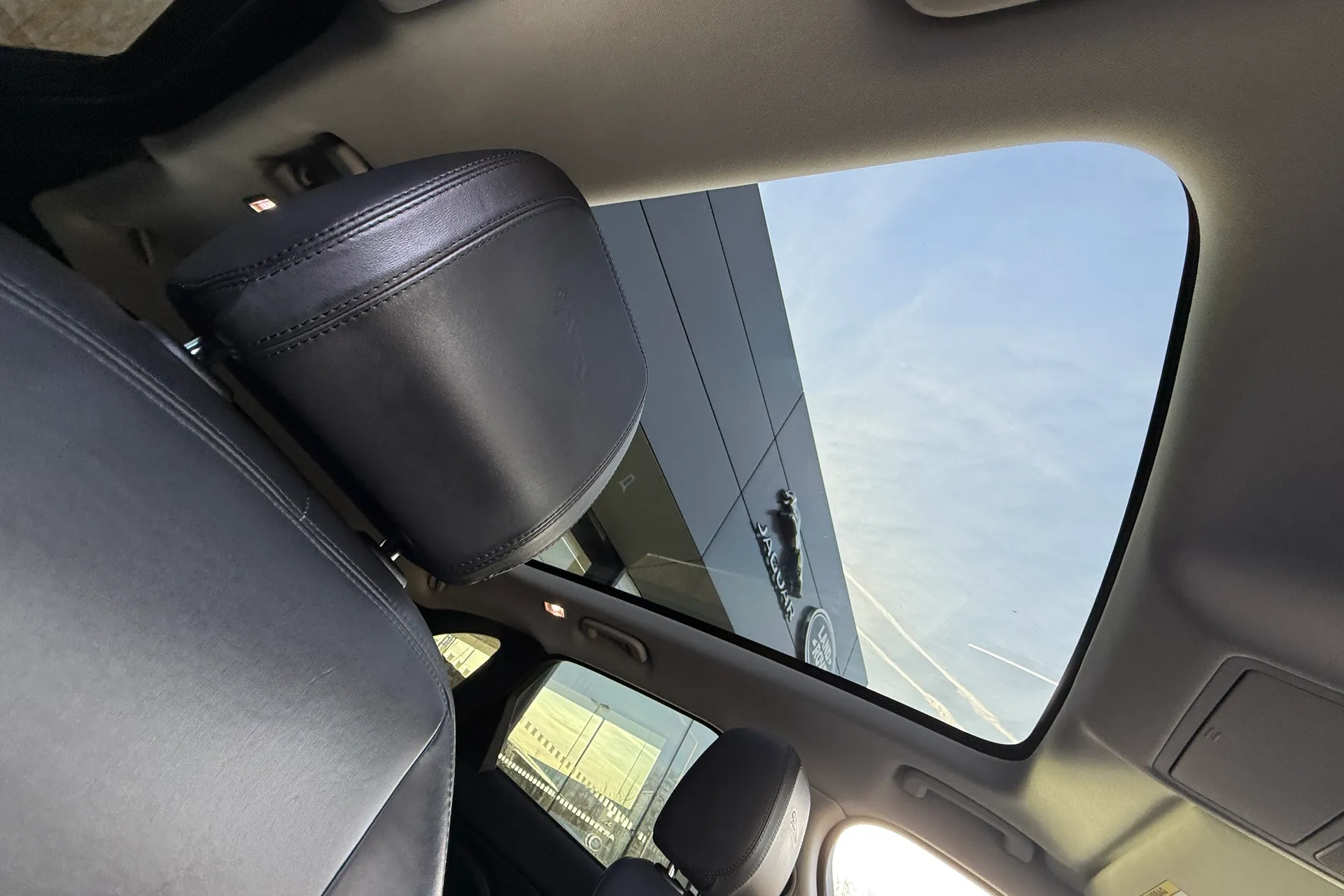 Jaguar F-PACE thumbnail image number 35