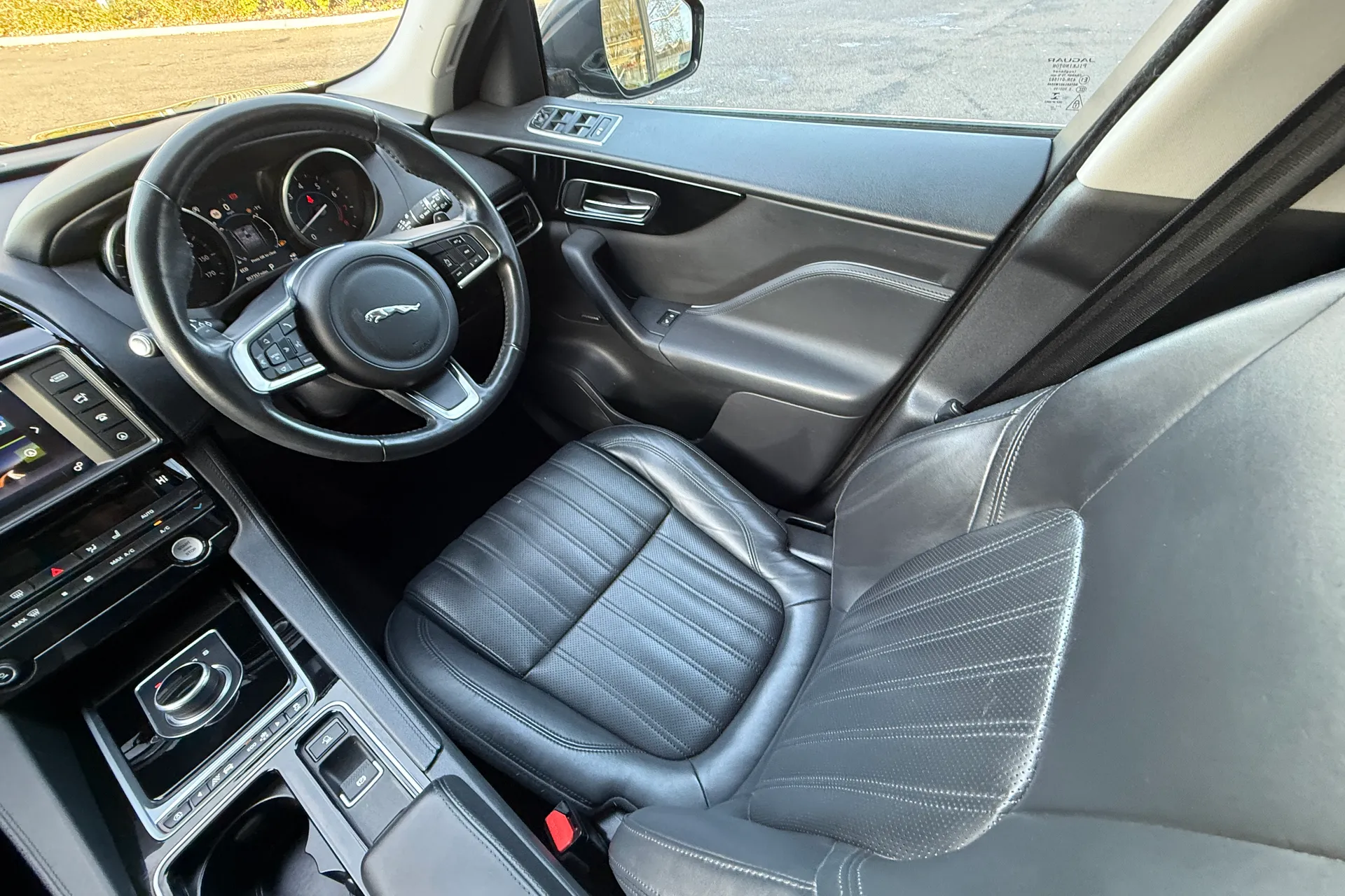 Jaguar F-PACE thumbnail image number 13