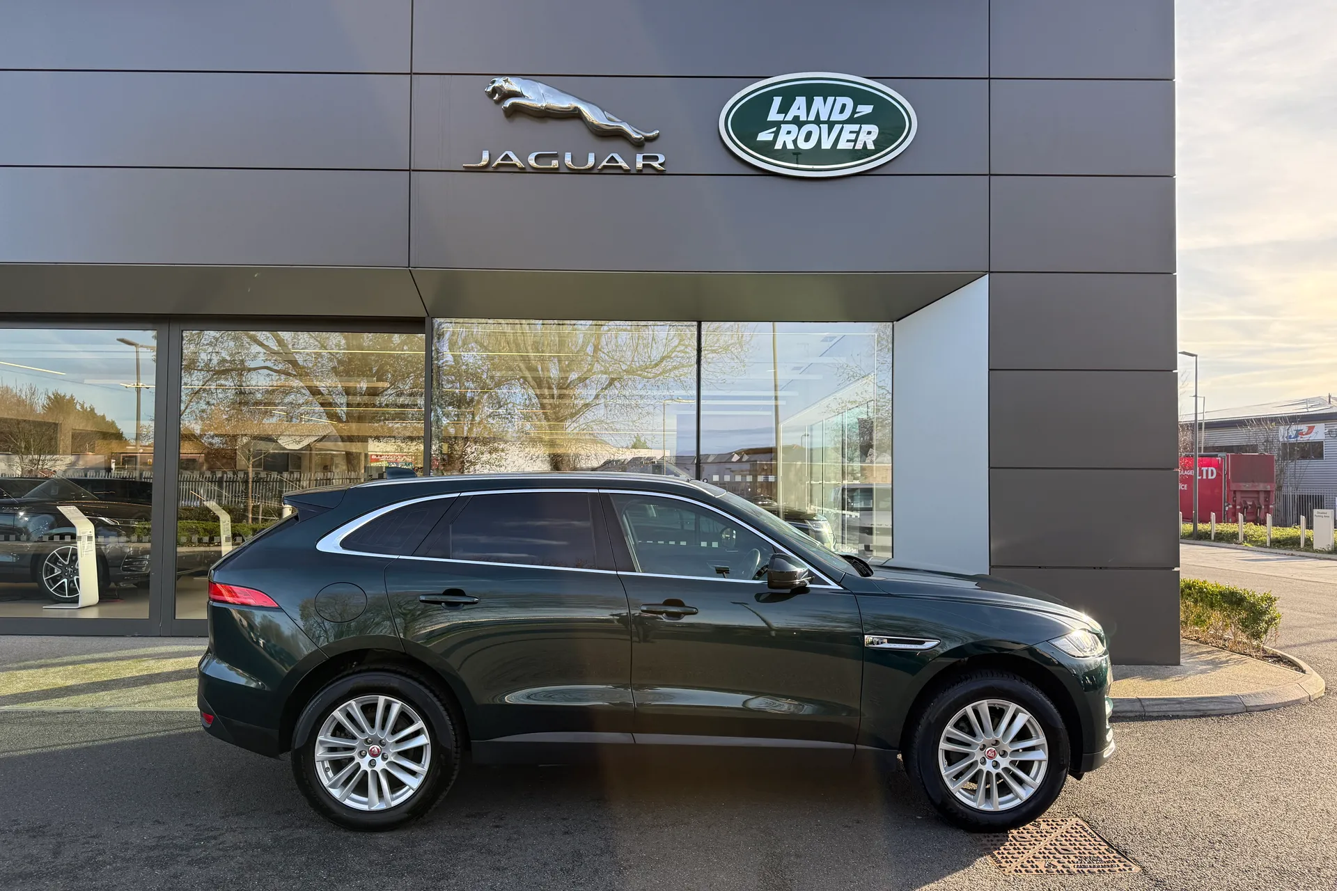 Jaguar F-PACE thumbnail image number 2