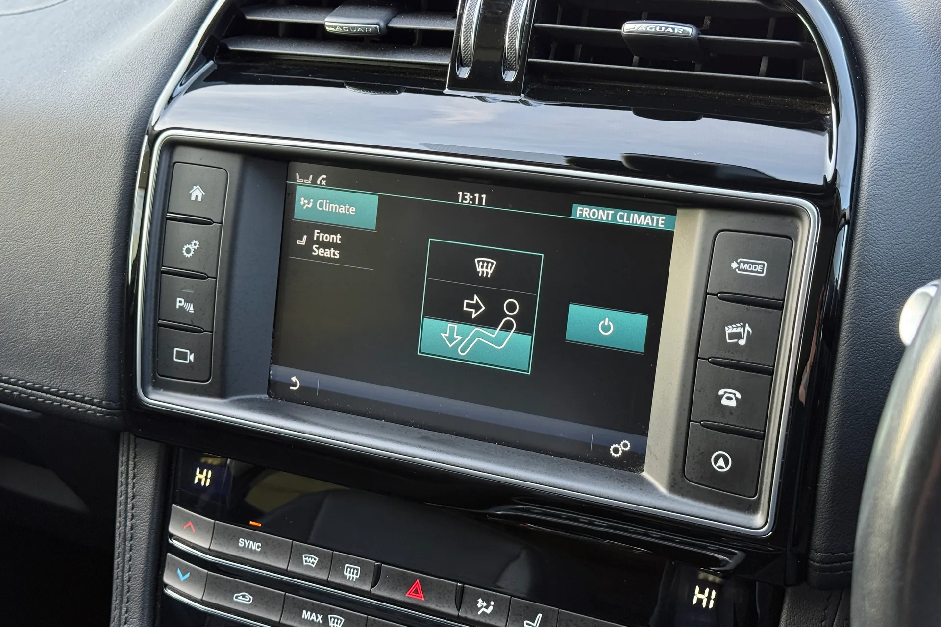 Jaguar F-PACE thumbnail image number 17