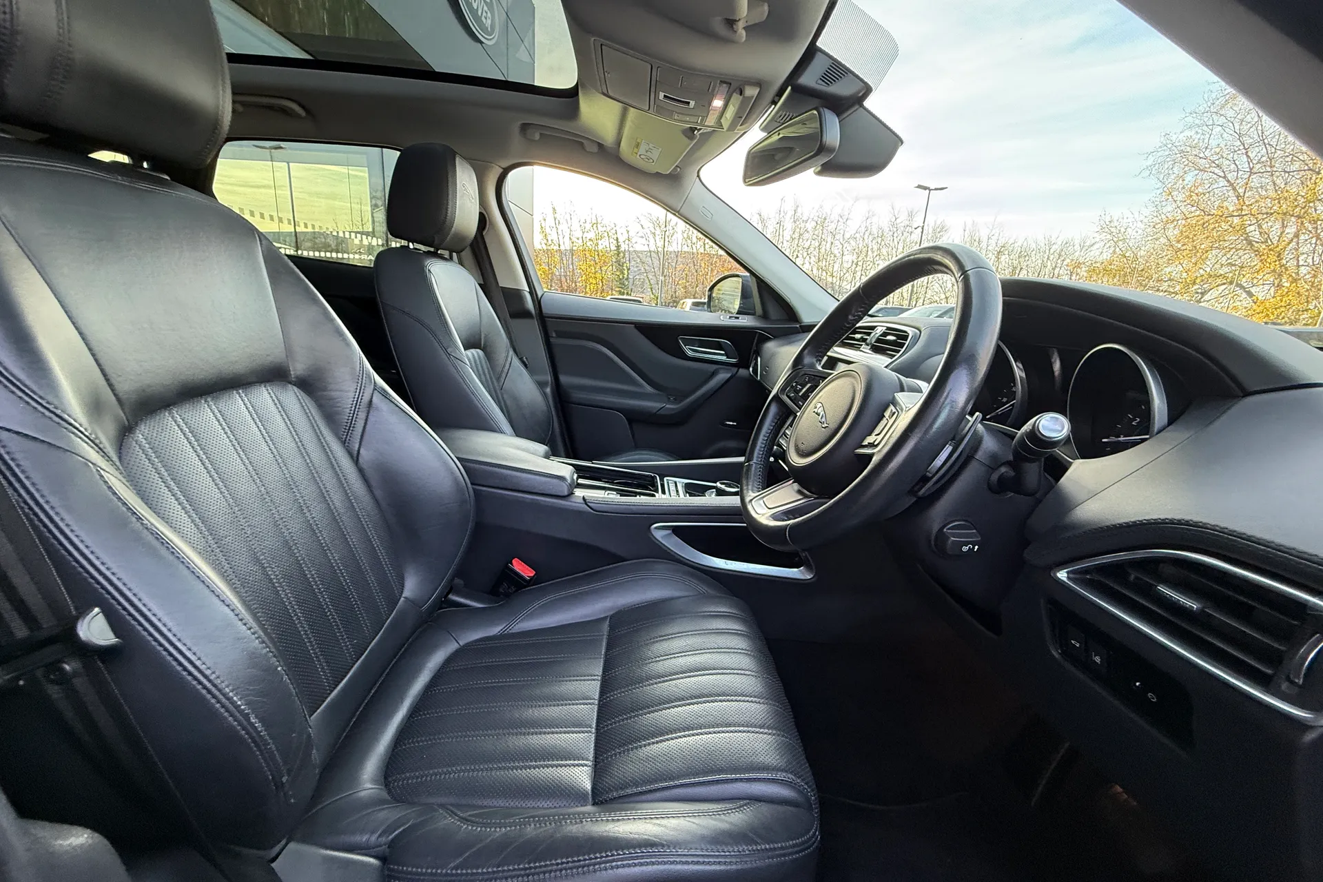 Jaguar F-PACE thumbnail image number 9