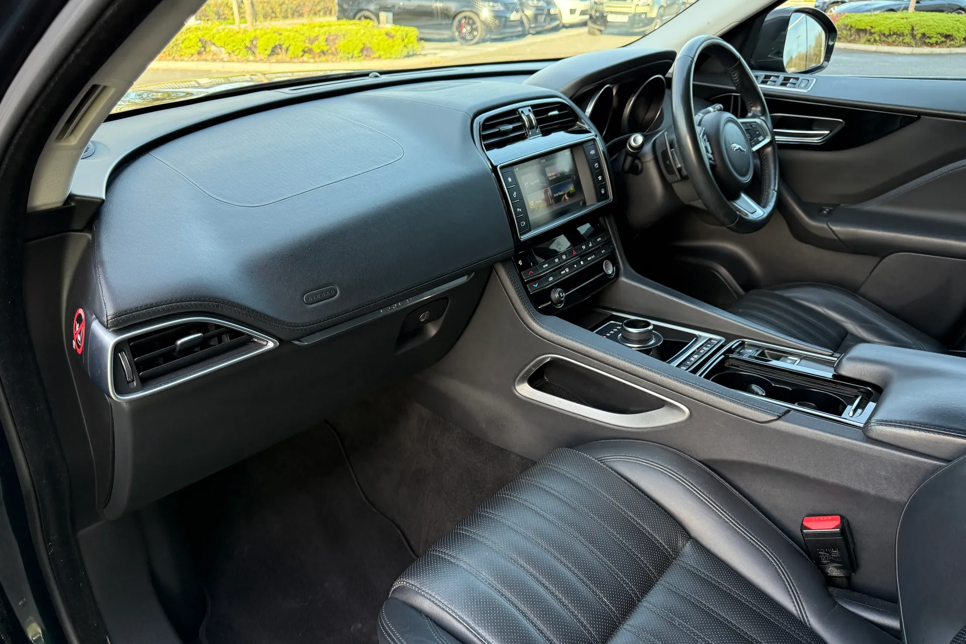 Jaguar F-PACE thumbnail image number 47